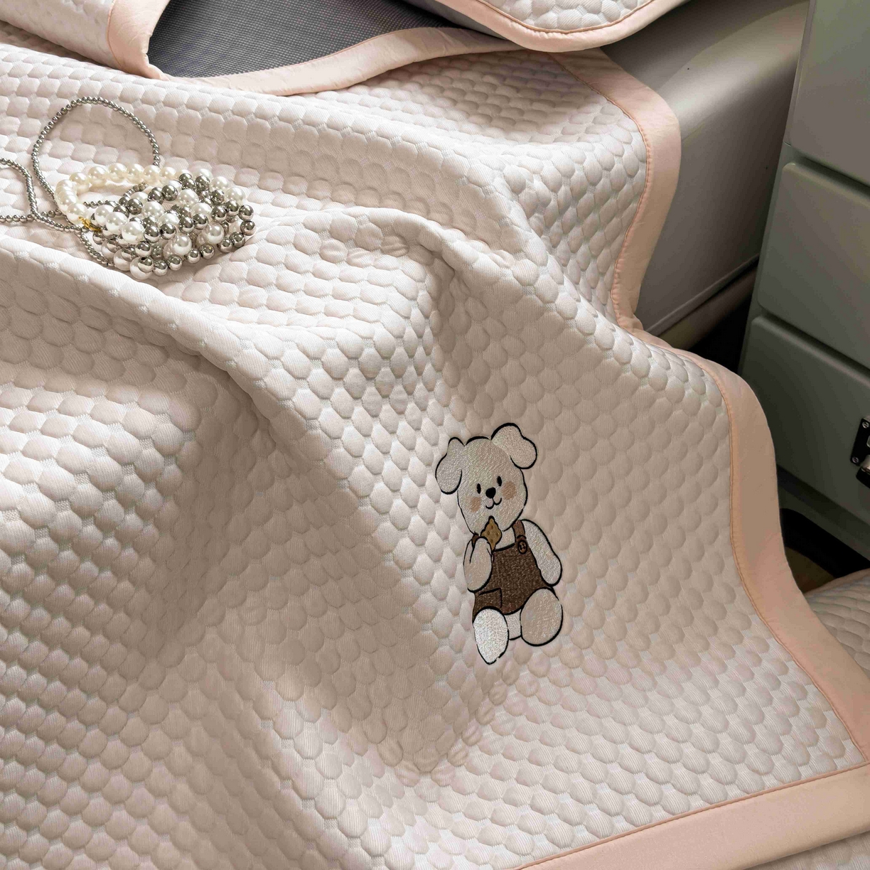 91家纺网 家纺一手货源 找家纺 孩子王家纺 2026春夏新款冰豆豆凉席凉感值过0.21冰丝床单单件冰丝席家用空调软席凉席席子 芭蕾粉-床铺款