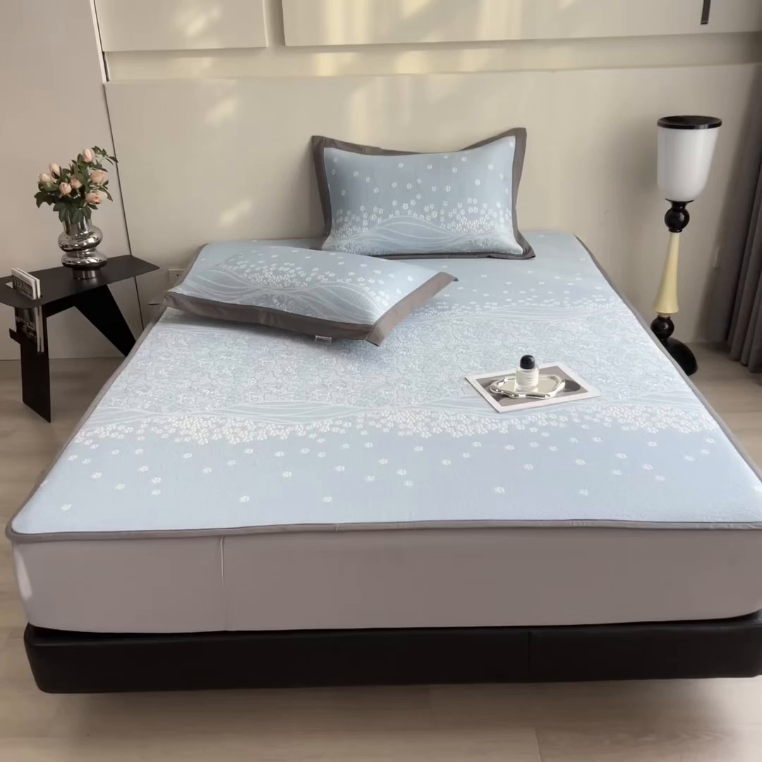 91家纺网 家纺一手货源 找家纺 孩子王家纺 2026春夏新款PE乙纶学生宿舍高克重凉感值过0.21冰豆豆席凉感席子凉席席子 花园星雾蓝 床笠款