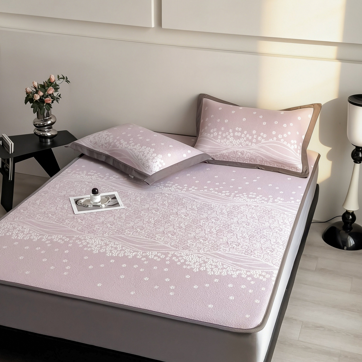 91家纺网 家纺一手货源 找家纺 孩子王家纺 2026春夏新款PE乙纶学生宿舍高克重凉感值过0.21冰豆豆席凉感席子凉席席子 花园燕尾紫 床笠款