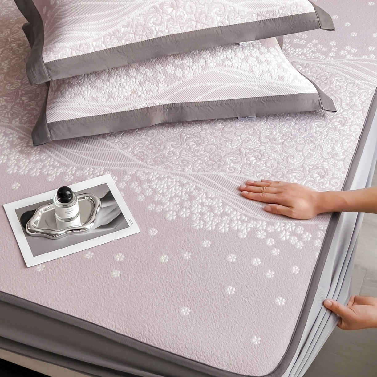 91家纺网 家纺一手货源 找家纺 孩子王家纺 2026春夏新款PE乙纶学生宿舍高克重凉感值过0.21冰豆豆席凉感席子凉席席子 花园燕尾紫 床笠款