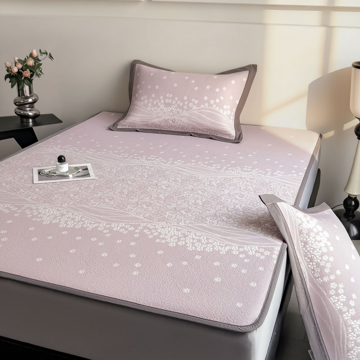 91家纺网 家纺一手货源 找家纺 孩子王家纺 2026春夏新款PE乙纶学生宿舍高克重凉感值过0.21冰豆豆席凉感席子凉席席子 花园燕尾紫 床笠款