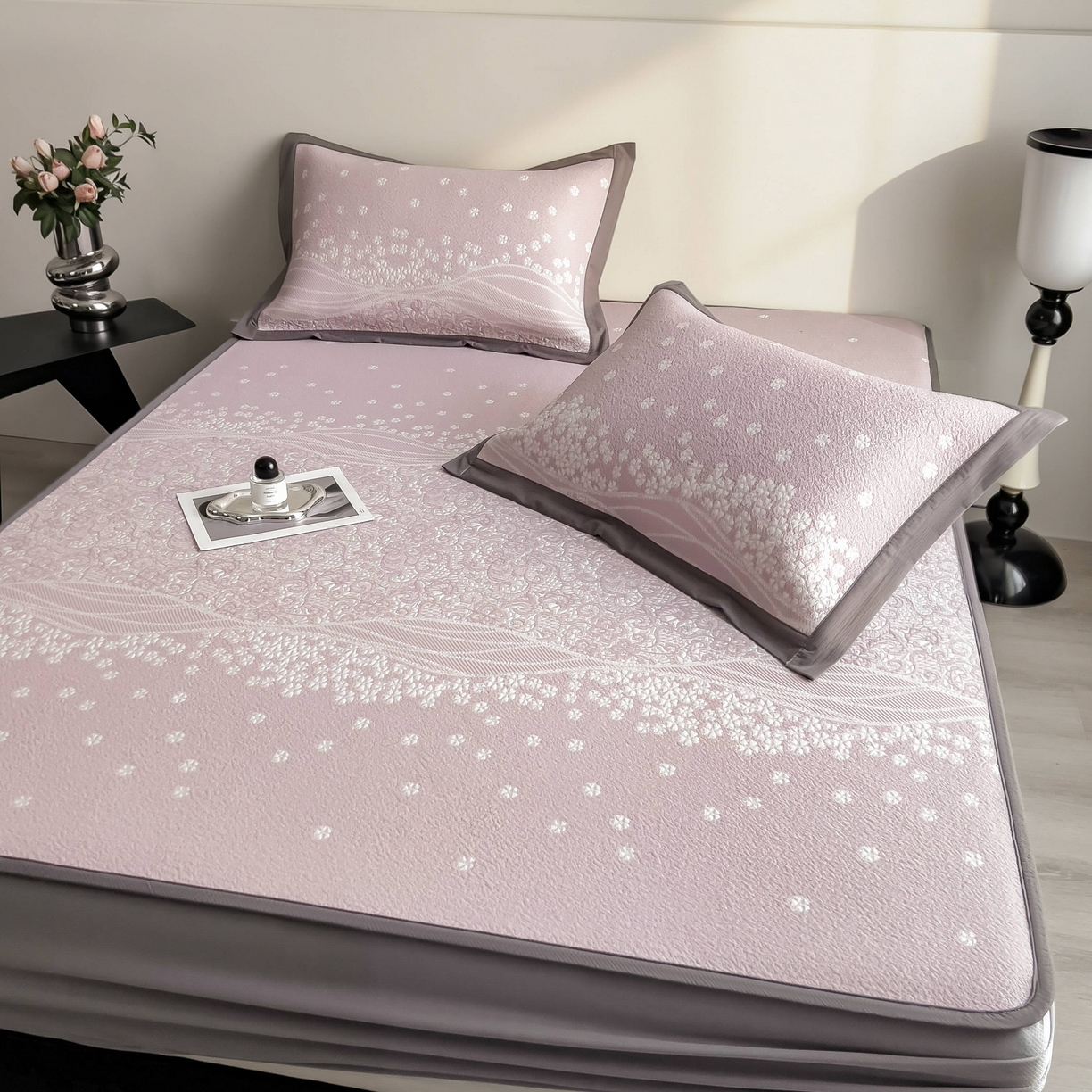 91家纺网 家纺一手货源 找家纺 孩子王家纺 2026春夏新款PE乙纶学生宿舍高克重凉感值过0.21冰豆豆席凉感席子凉席席子 花园燕尾紫 床笠款