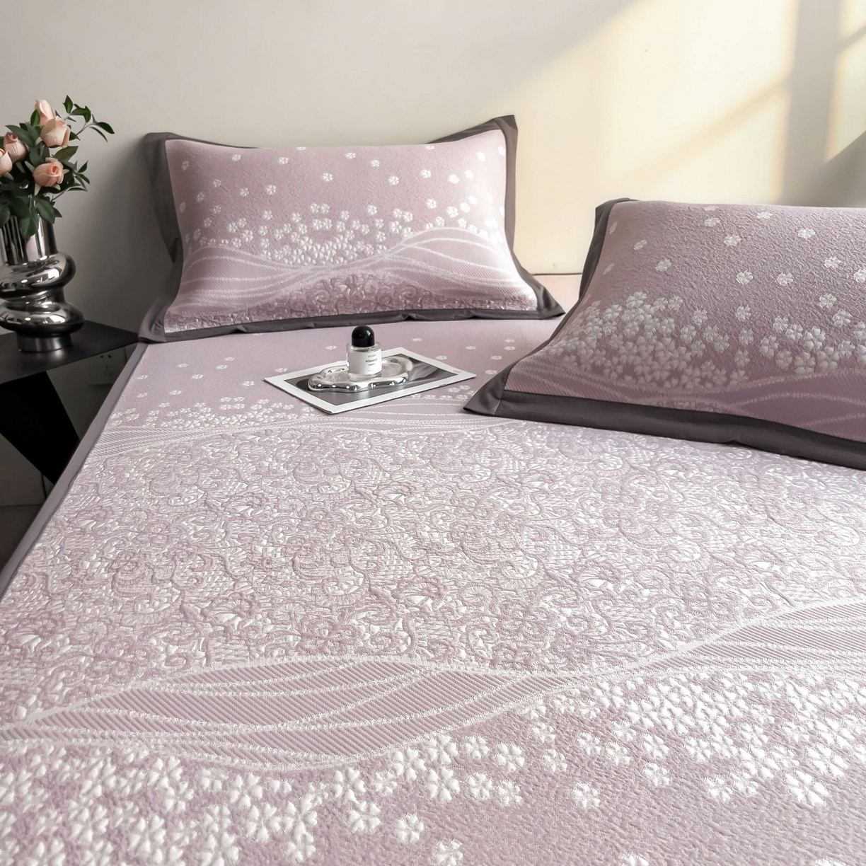 91家纺网 家纺一手货源 找家纺 孩子王家纺 2026春夏新款PE乙纶学生宿舍高克重凉感值过0.21冰豆豆席凉感席子凉席席子 花园燕尾紫 床笠款