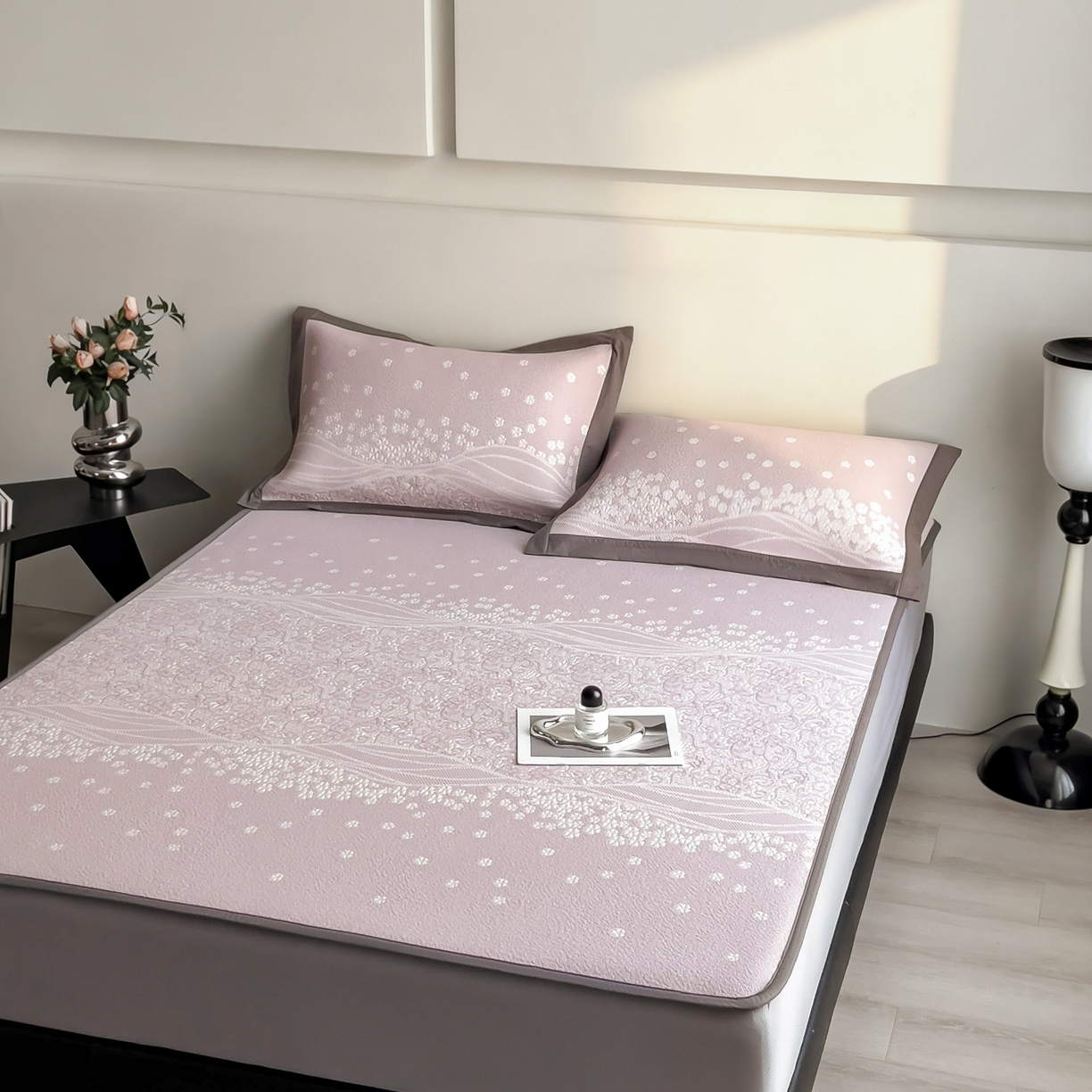 91家纺网 家纺一手货源 找家纺 孩子王家纺 2026春夏新款PE乙纶学生宿舍高克重凉感值过0.21冰豆豆席凉感席子凉席席子 花园燕尾紫 床笠款