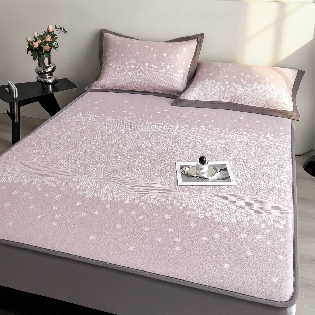 91家纺网 家纺一手货源 找家纺 孩子王家纺 2026春夏新款PE乙纶学生宿舍高克重凉感值过0.21冰豆豆席凉感席子凉席席子 花园燕尾紫 床笠款