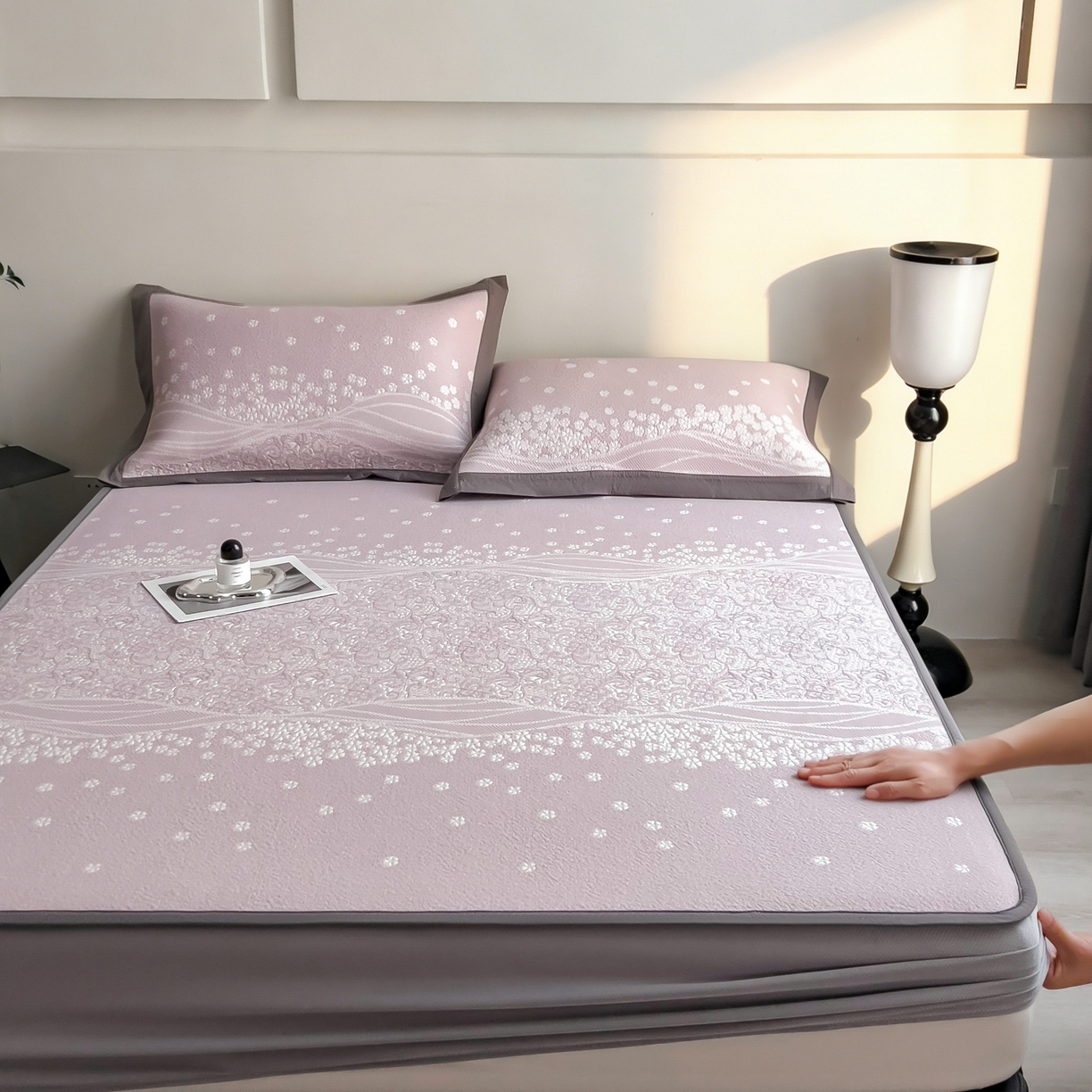 91家纺网 家纺一手货源 找家纺 孩子王家纺 2026春夏新款PE乙纶学生宿舍高克重凉感值过0.21冰豆豆席凉感席子凉席席子 花园燕尾紫 床笠款