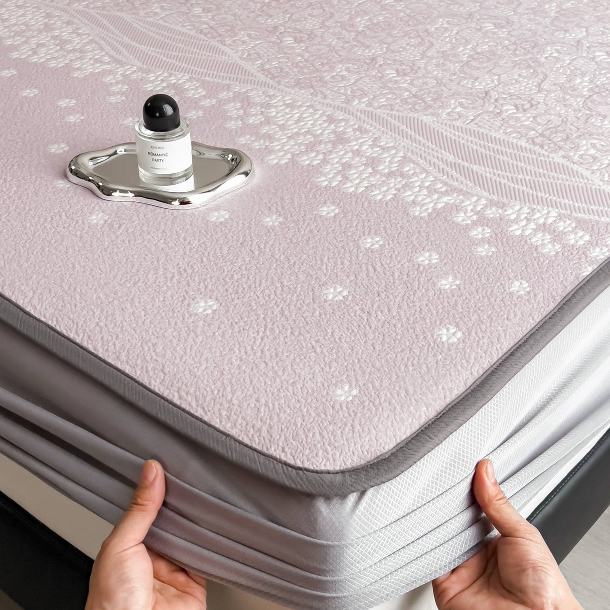 91家纺网 家纺一手货源 找家纺 孩子王家纺 2026春夏新款PE乙纶学生宿舍高克重凉感值过0.21冰豆豆席凉感席子凉席席子 花园燕尾紫 床笠款