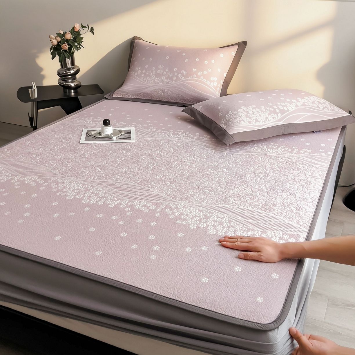 91家纺网 家纺一手货源 找家纺 孩子王家纺 2026春夏新款PE乙纶学生宿舍高克重凉感值过0.21冰豆豆席凉感席子凉席席子 花园燕尾紫 床笠款