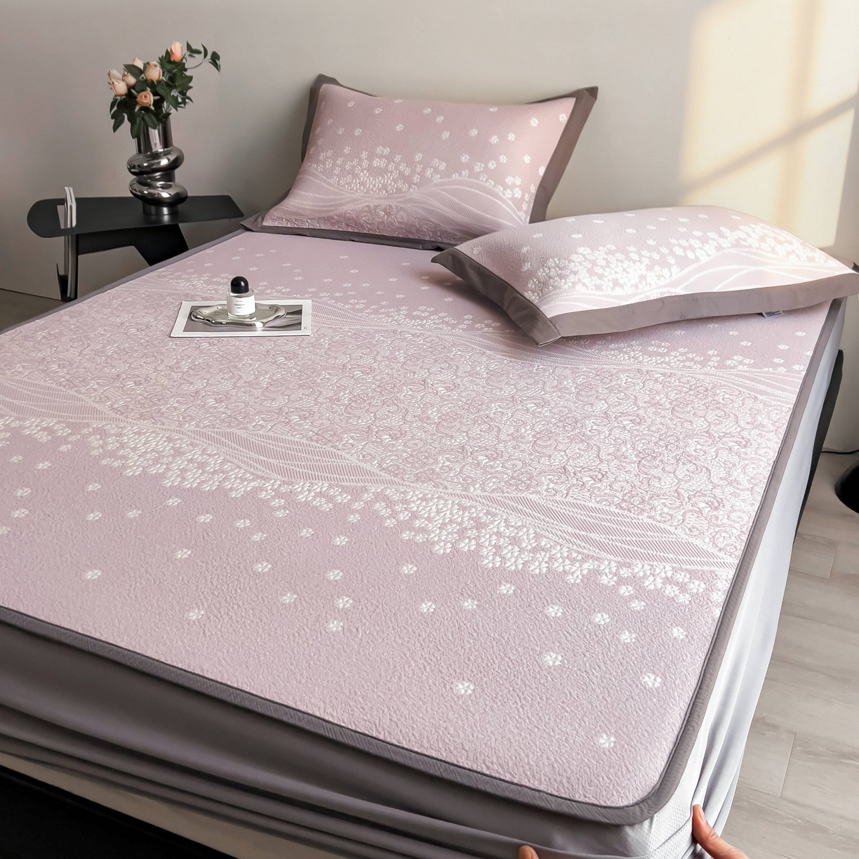 91家纺网 家纺一手货源 找家纺 孩子王家纺 2026春夏新款PE乙纶学生宿舍高克重凉感值过0.21冰豆豆席凉感席子凉席席子 花园燕尾紫 床笠款