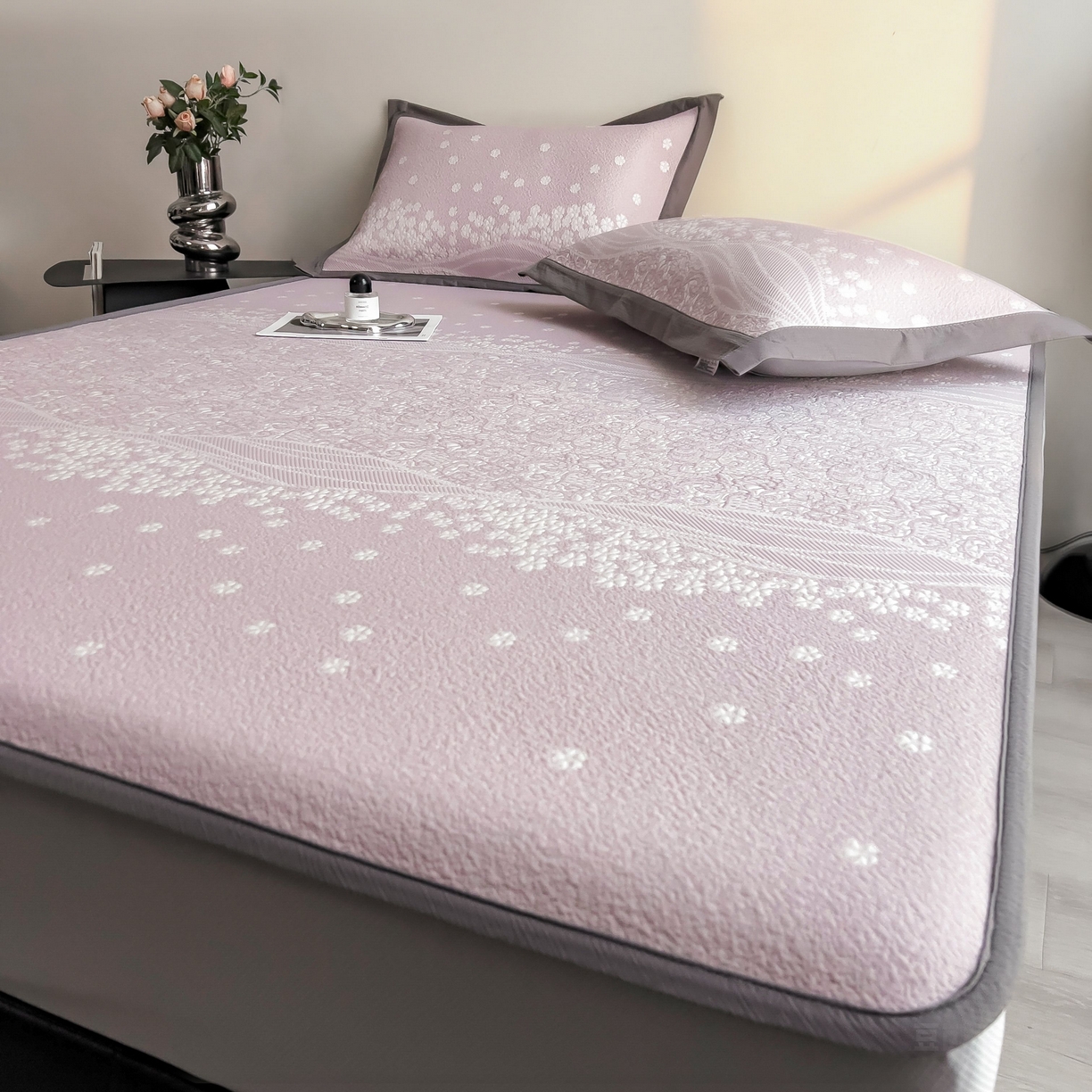 91家纺网 家纺一手货源 找家纺 孩子王家纺 2026春夏新款PE乙纶学生宿舍高克重凉感值过0.21冰豆豆席凉感席子凉席席子 花园燕尾紫 床笠款