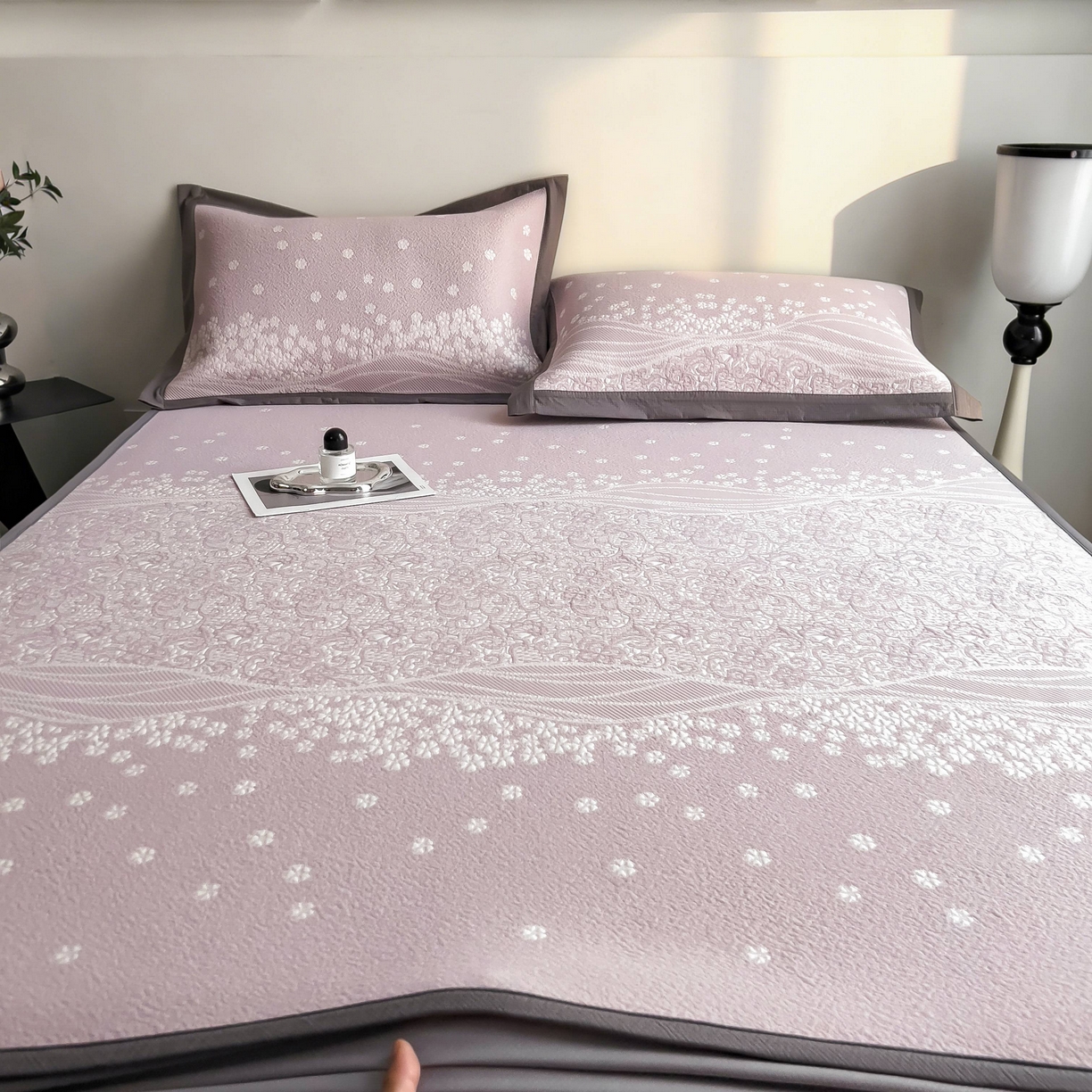 91家纺网 家纺一手货源 找家纺 孩子王家纺 2026春夏新款PE乙纶学生宿舍高克重凉感值过0.21冰豆豆席凉感席子凉席席子 花园燕尾紫 床笠款