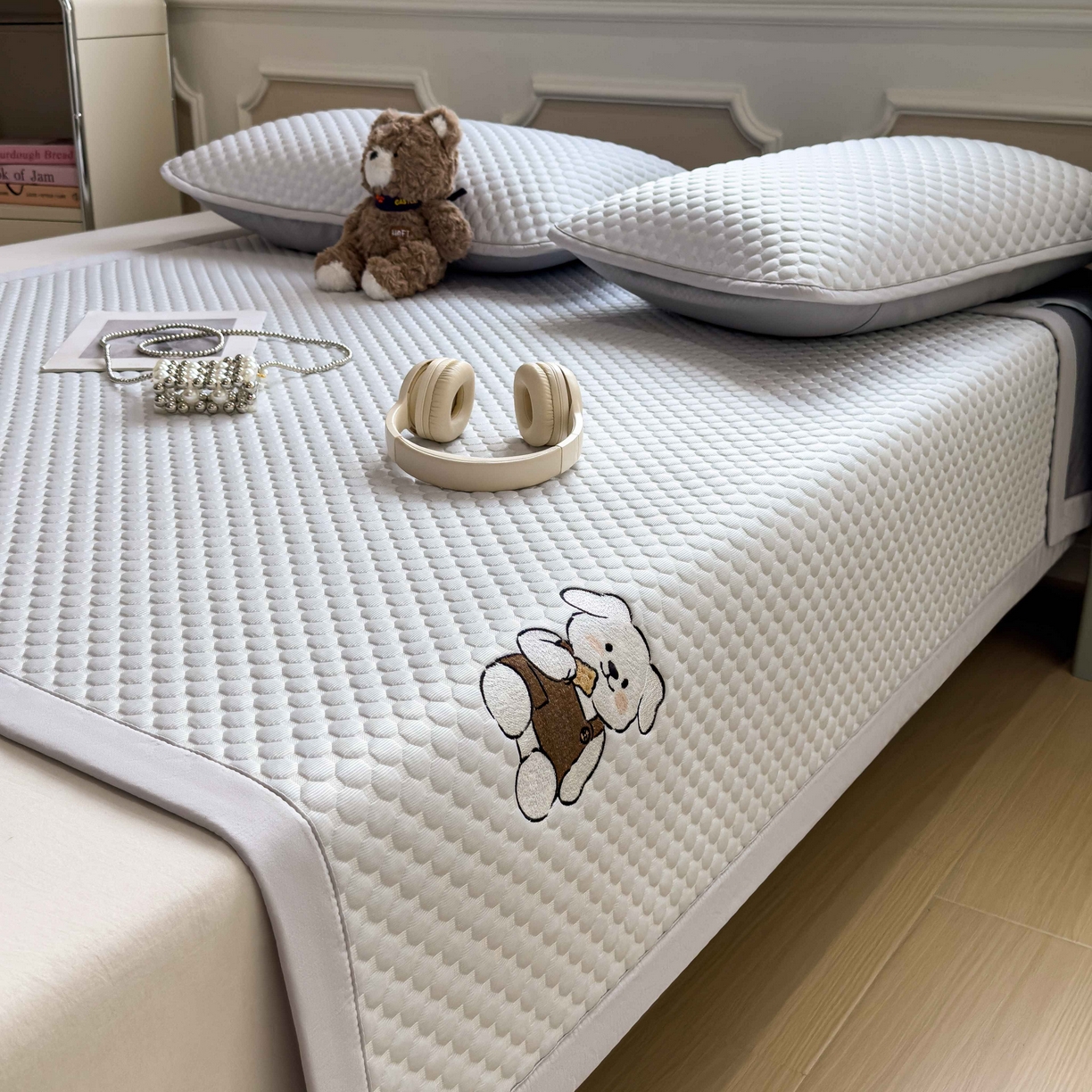 91家纺网 家纺一手货源 找家纺 孩子王家纺 2026春夏新款冰豆豆凉席凉感值过0.21冰丝床单单件冰丝席家用空调软席凉席席子 薇薇蓝-床铺款