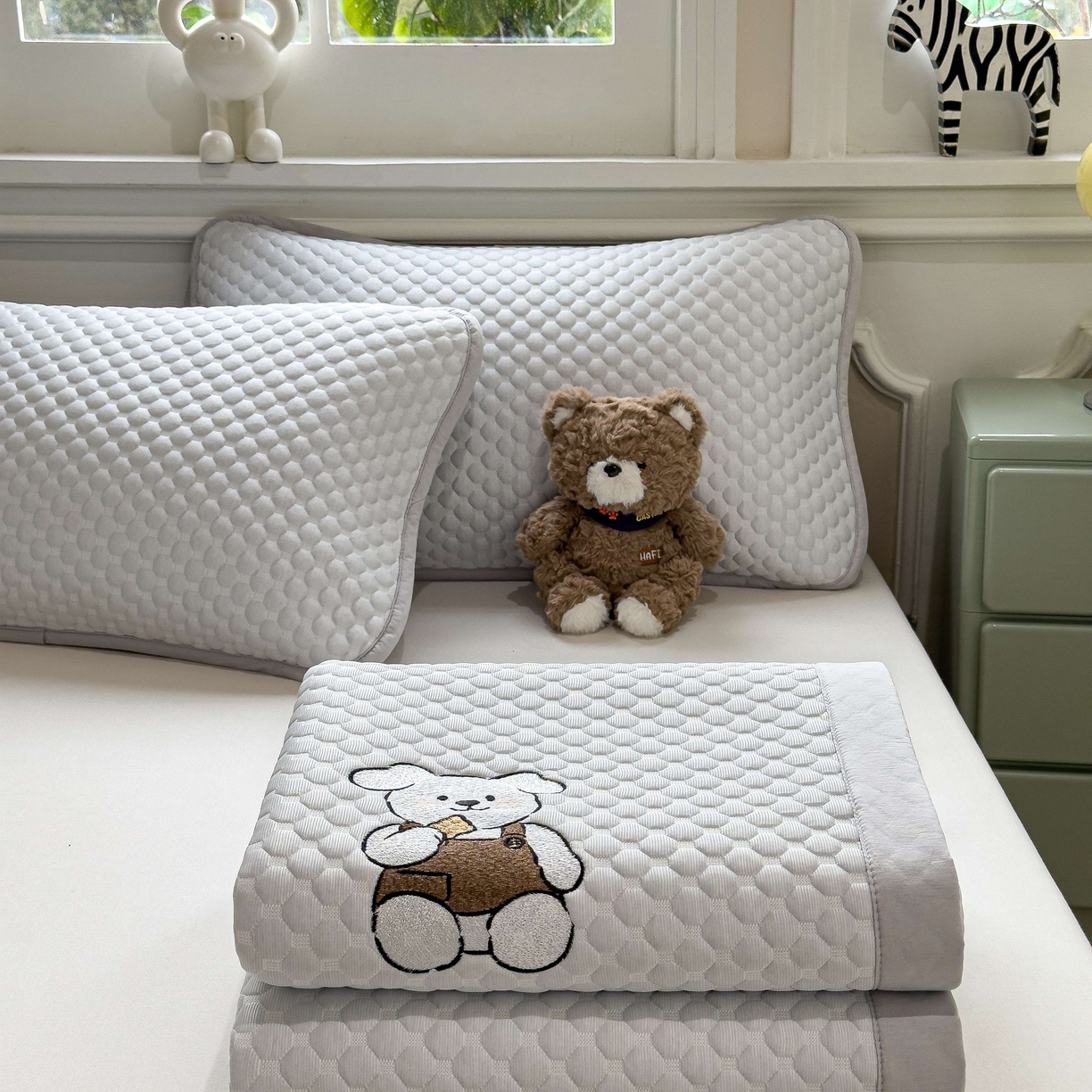 91家纺网 家纺一手货源 找家纺 孩子王家纺 2026春夏新款冰豆豆凉席凉感值过0.21冰丝床单单件冰丝席家用空调软席凉席席子 薇薇蓝-床铺款