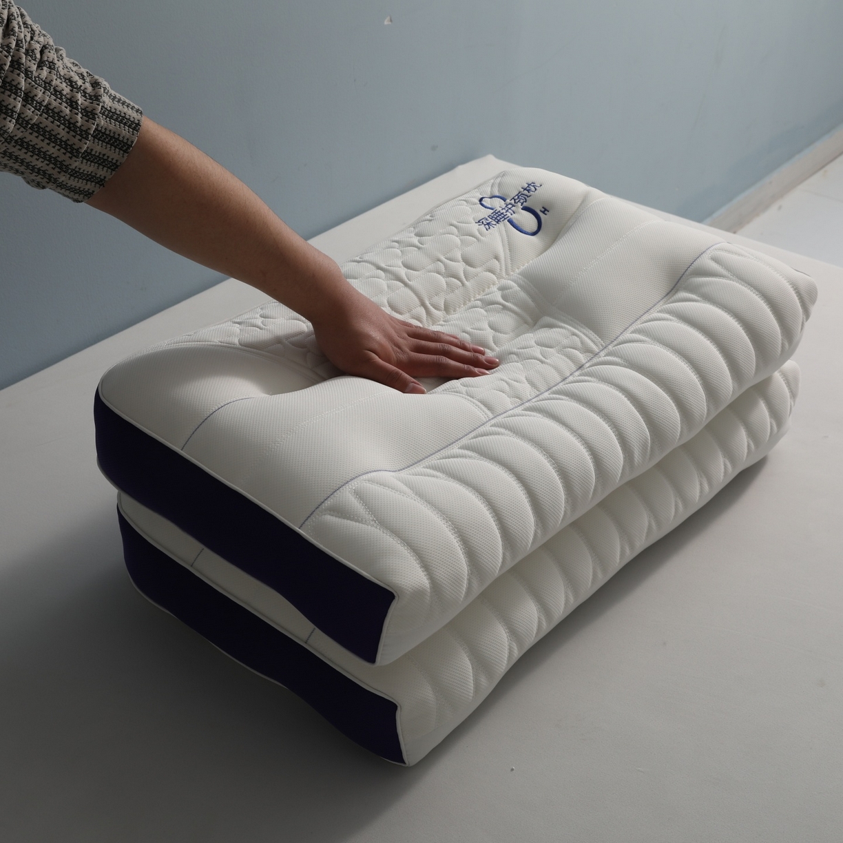 91家纺网 家纺一手货源 找家纺 小米枕芯 2026新款8小时深睡护颈枕助睡眠枕两色枕头枕芯 8小时深睡护颈枕-奶白拼藏蓝