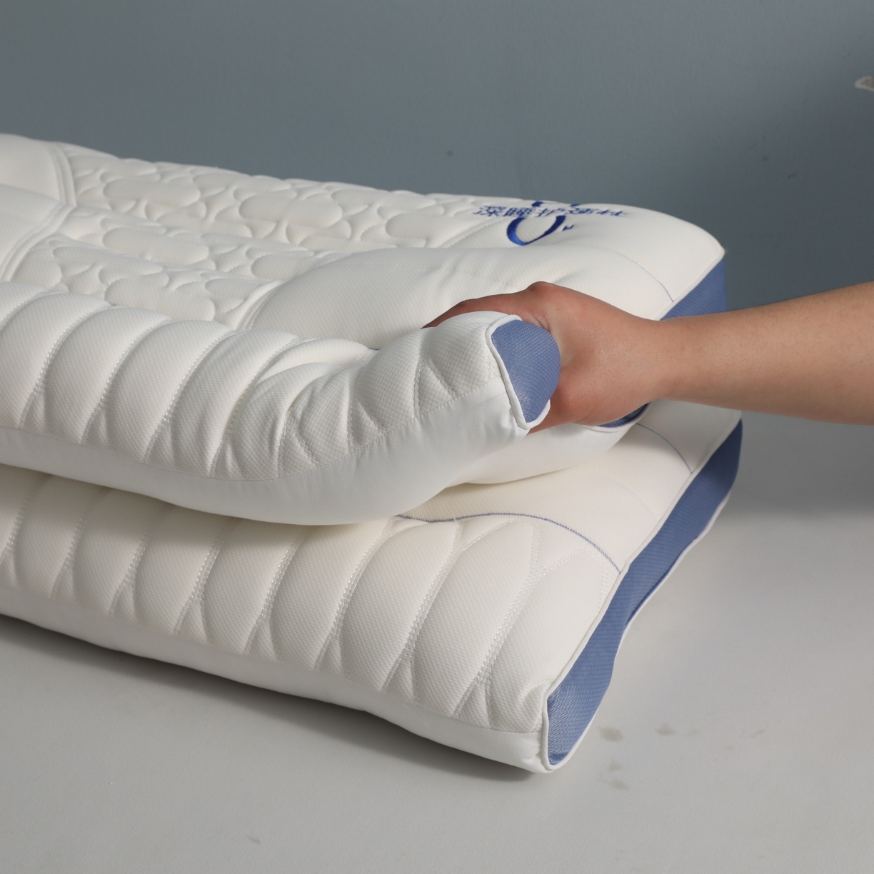 91家纺网 家纺一手货源 找家纺 小米枕芯 2026新款8小时深睡护颈枕助睡眠枕两色枕头枕芯 8小时深睡护颈枕奶白拼天蓝