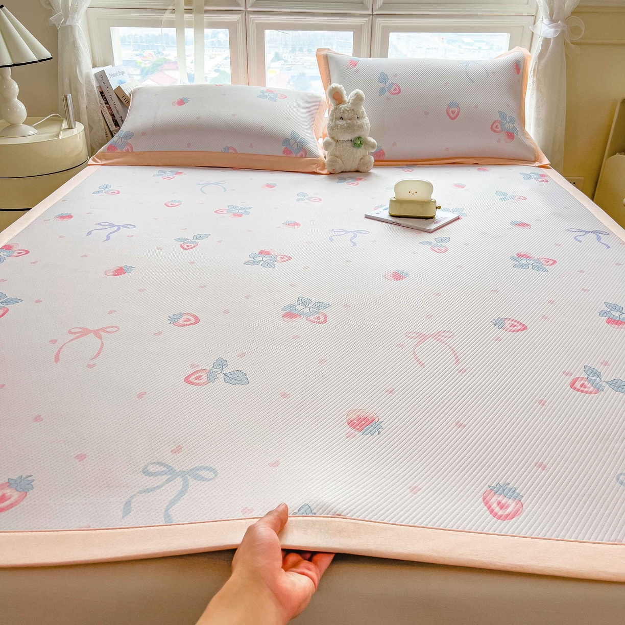 91家纺网 家纺一手货源 找家纺 孩子王家纺 2026春夏新款夏季花卉冰丝凉席凉感值过0.21冰豆豆A类可机洗学生宿舍空调软席 草莓甜心 床单款