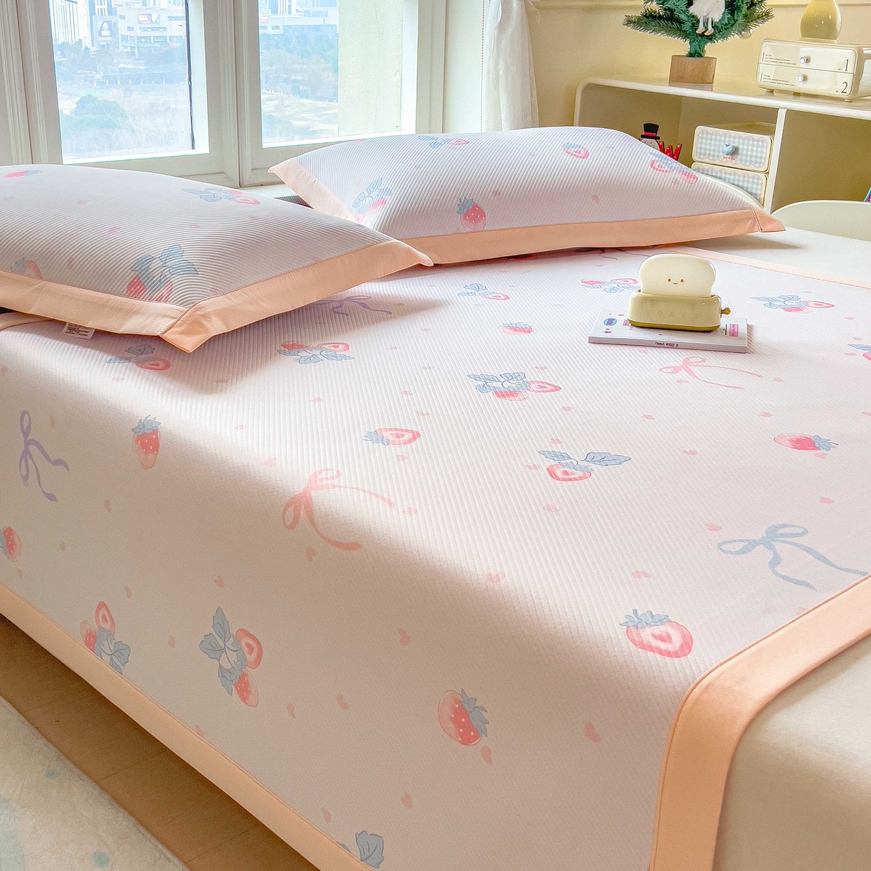 91家纺网 家纺一手货源 找家纺 孩子王家纺 2026春夏新款夏季花卉冰丝凉席凉感值过0.21冰豆豆A类可机洗学生宿舍空调软席 草莓甜心 床单款