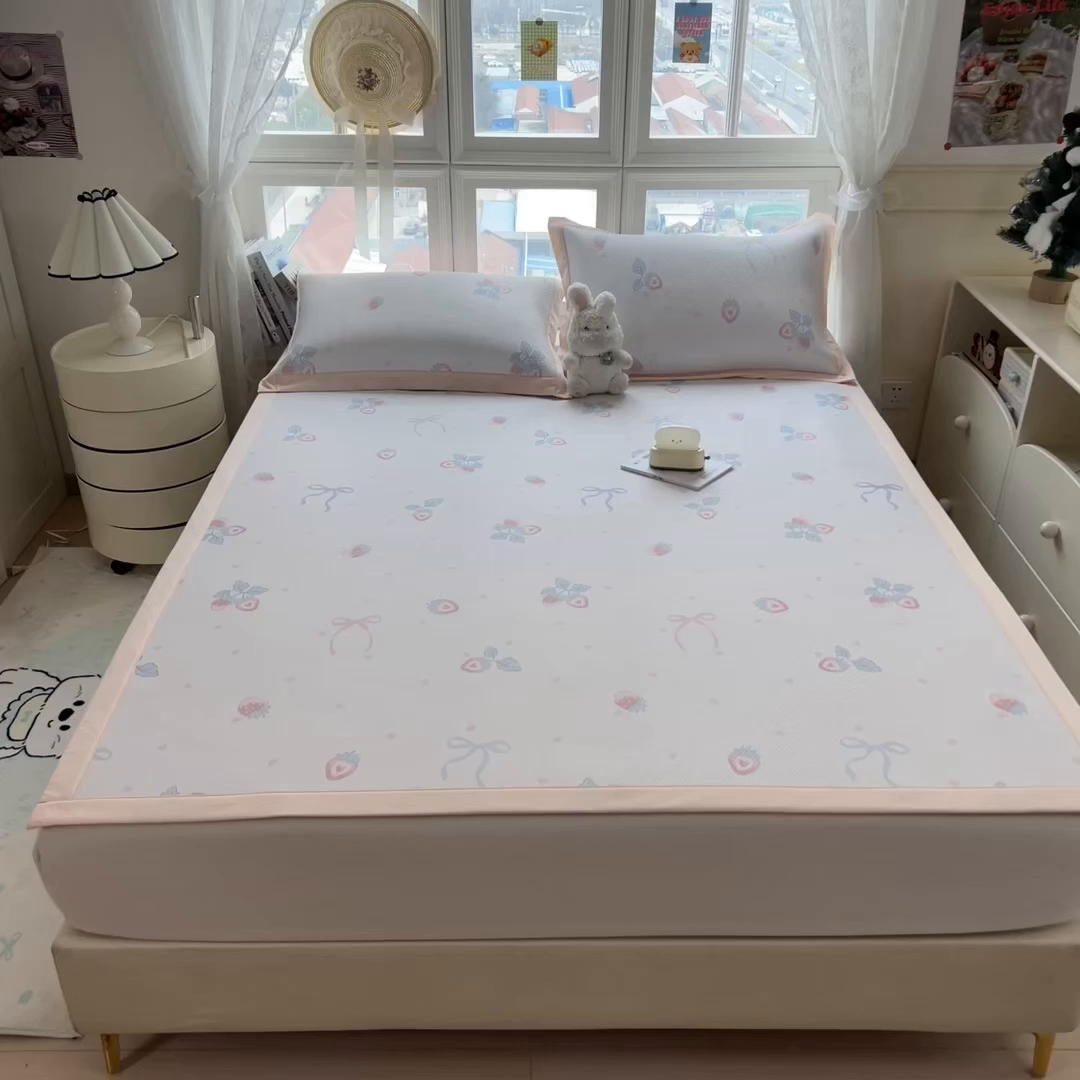 91家纺网 家纺一手货源 找家纺 孩子王家纺 2026春夏新款夏季花卉冰丝凉席凉感值过0.21冰豆豆A类可机洗学生宿舍空调软席 草莓甜心 床单款