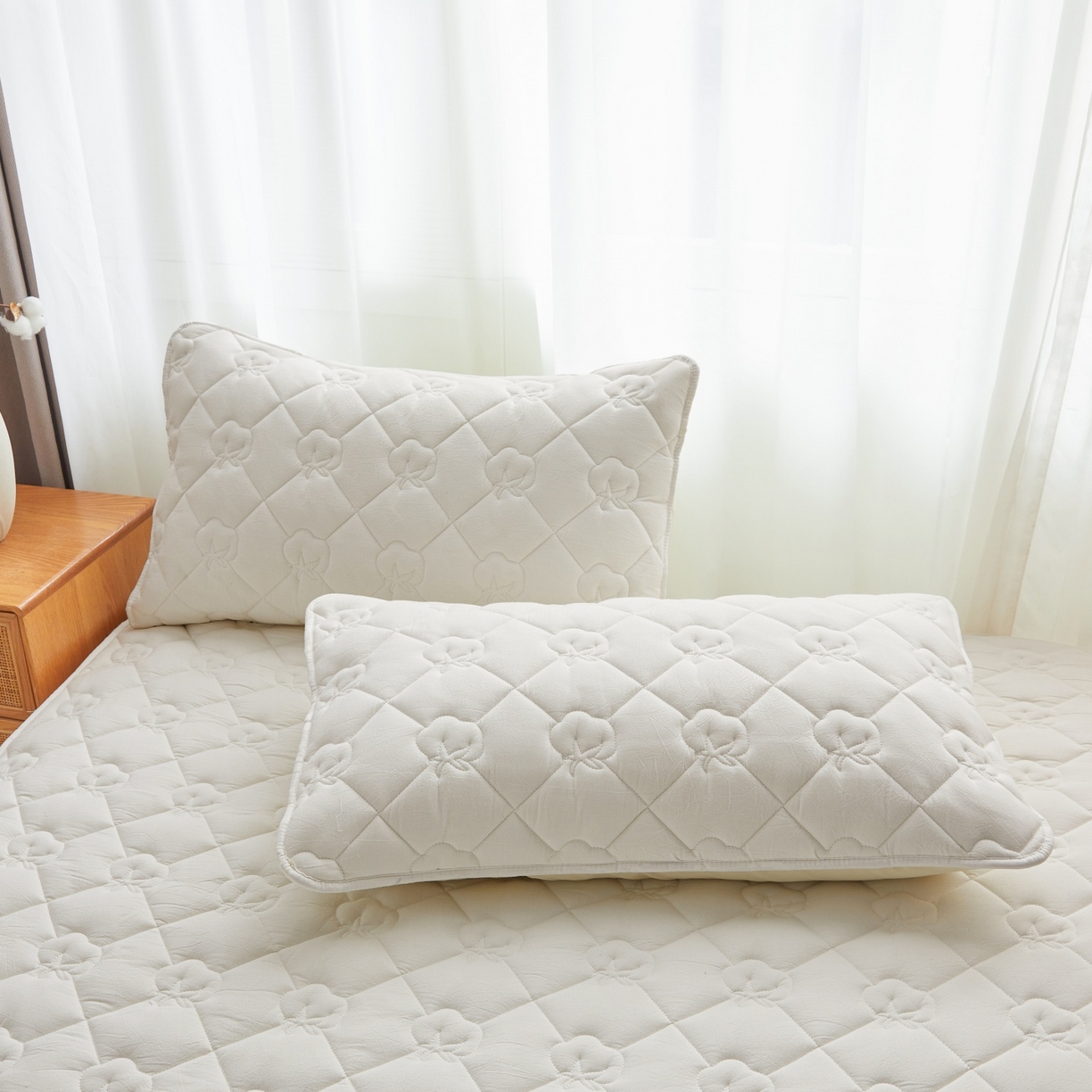 91家纺网 家纺一手货源 找家纺 小米枕芯 2026新款全棉纯棉棉花图案舒适夹棉床笠 白色