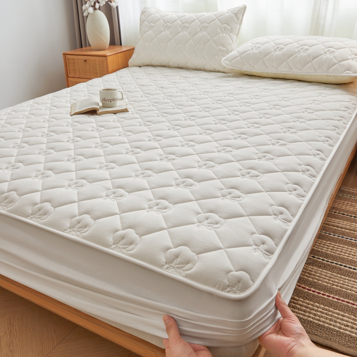 91家纺网 家纺一手货源 找家纺 小米枕芯 2026新款全棉纯棉棉花图案舒适夹棉床笠 白色