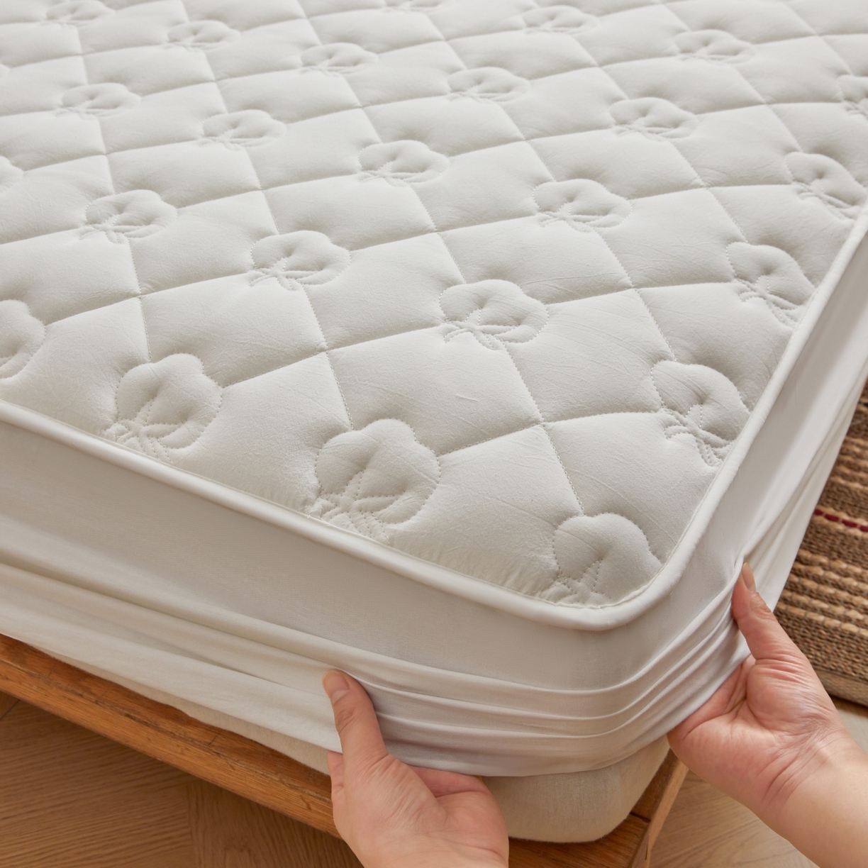 91家纺网 家纺一手货源 找家纺 小米枕芯 2026新款全棉纯棉棉花图案舒适夹棉床笠 白色