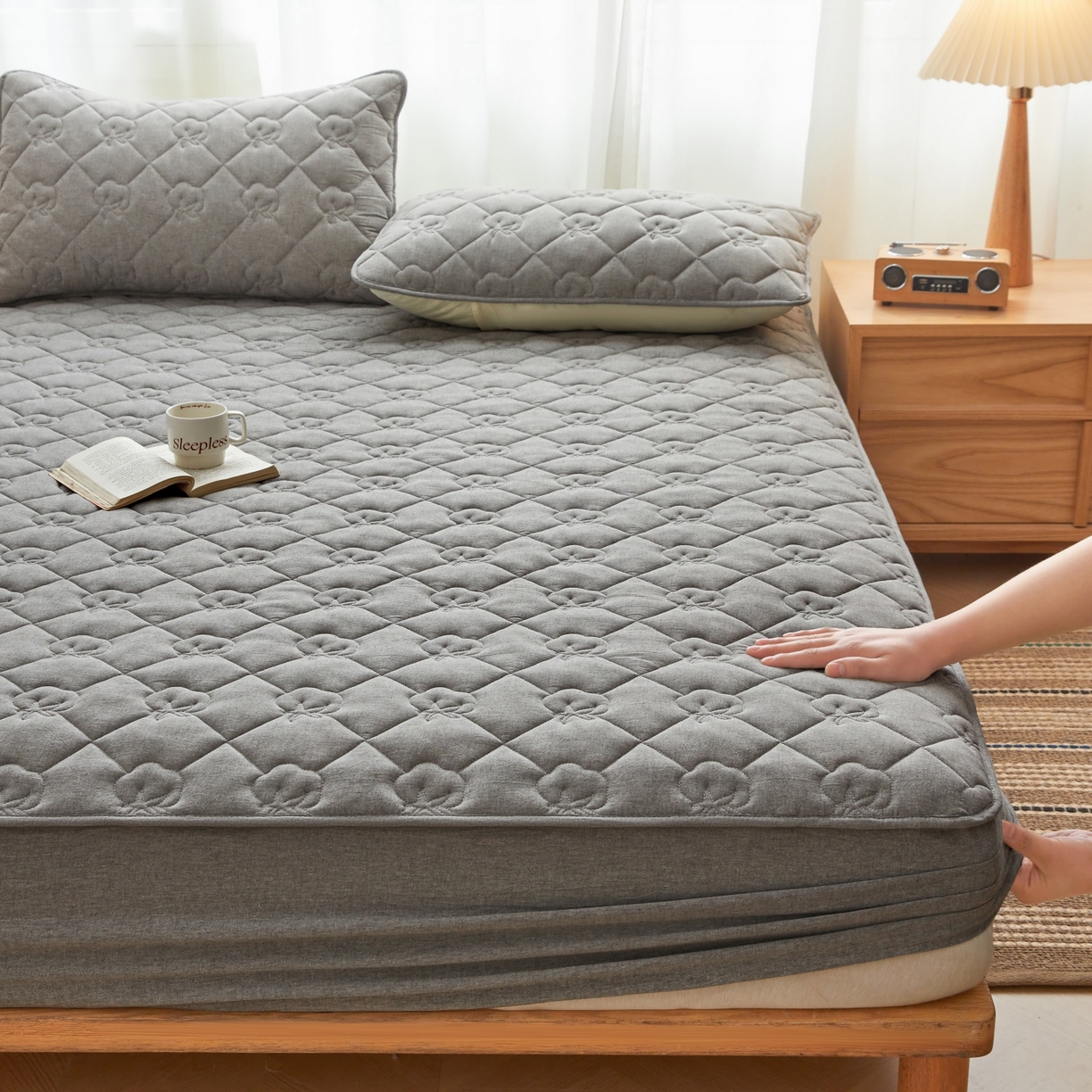 91家纺网 家纺一手货源 找家纺 小米枕芯 2026新款全棉纯棉棉花图案舒适夹棉床笠 灰色