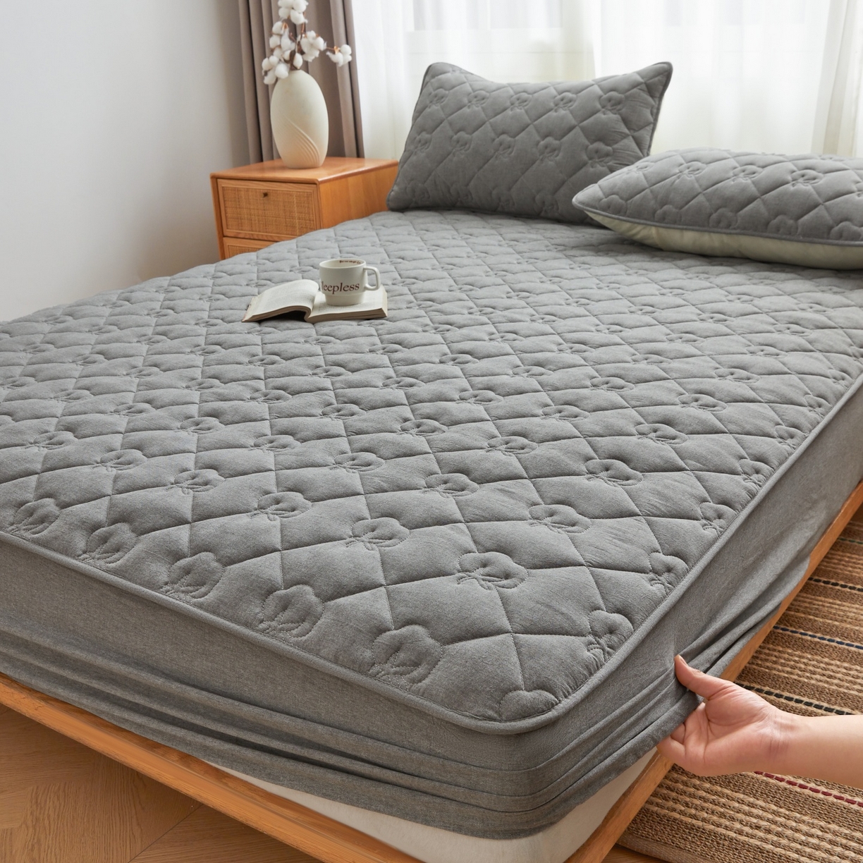 91家纺网 家纺一手货源 找家纺 小米枕芯 2026新款全棉纯棉棉花图案舒适夹棉床笠 灰色