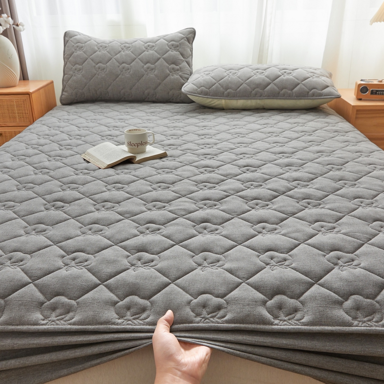 91家纺网 家纺一手货源 找家纺 小米枕芯 2026新款全棉纯棉棉花图案舒适夹棉床笠 灰色