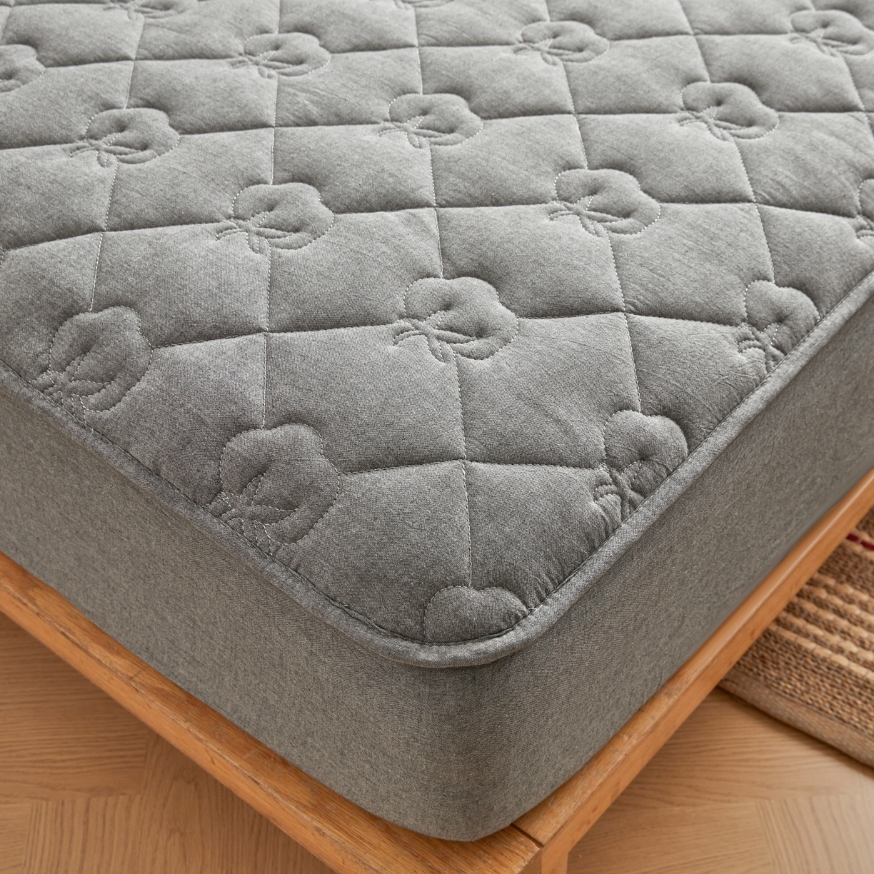 91家纺网 家纺一手货源 找家纺 小米枕芯 2026新款全棉纯棉棉花图案舒适夹棉床笠 灰色