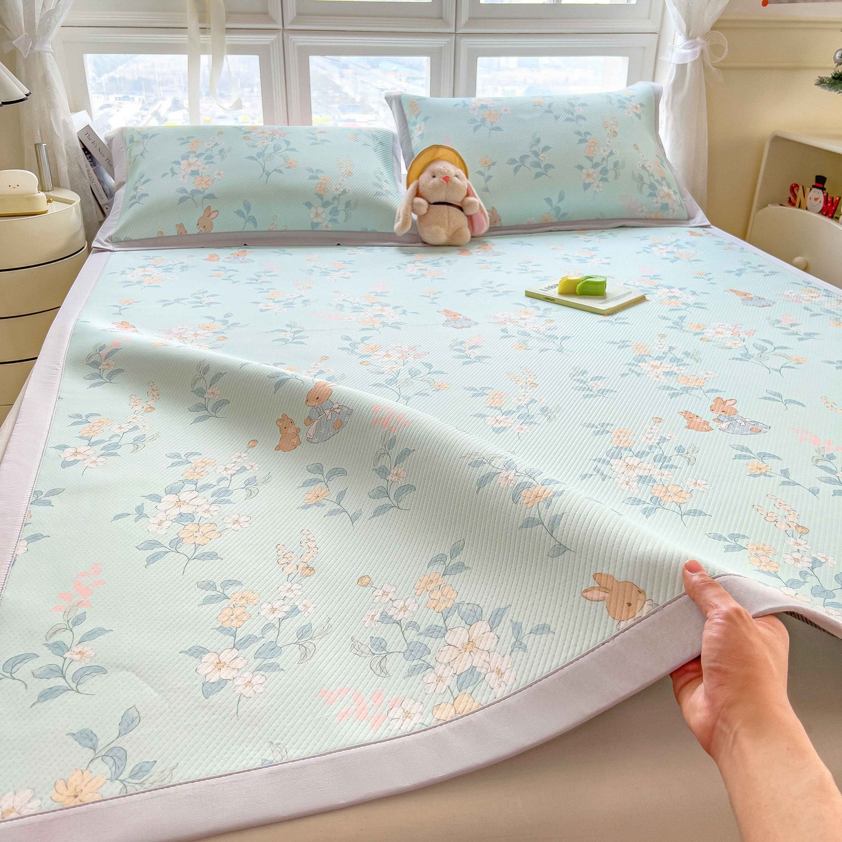 91家纺网 家纺一手货源 找家纺 孩子王家纺 2026春夏新款夏季花卉冰丝凉席凉感值过0.21冰豆豆A类可机洗学生宿舍空调软席 丛林小兔 床单款