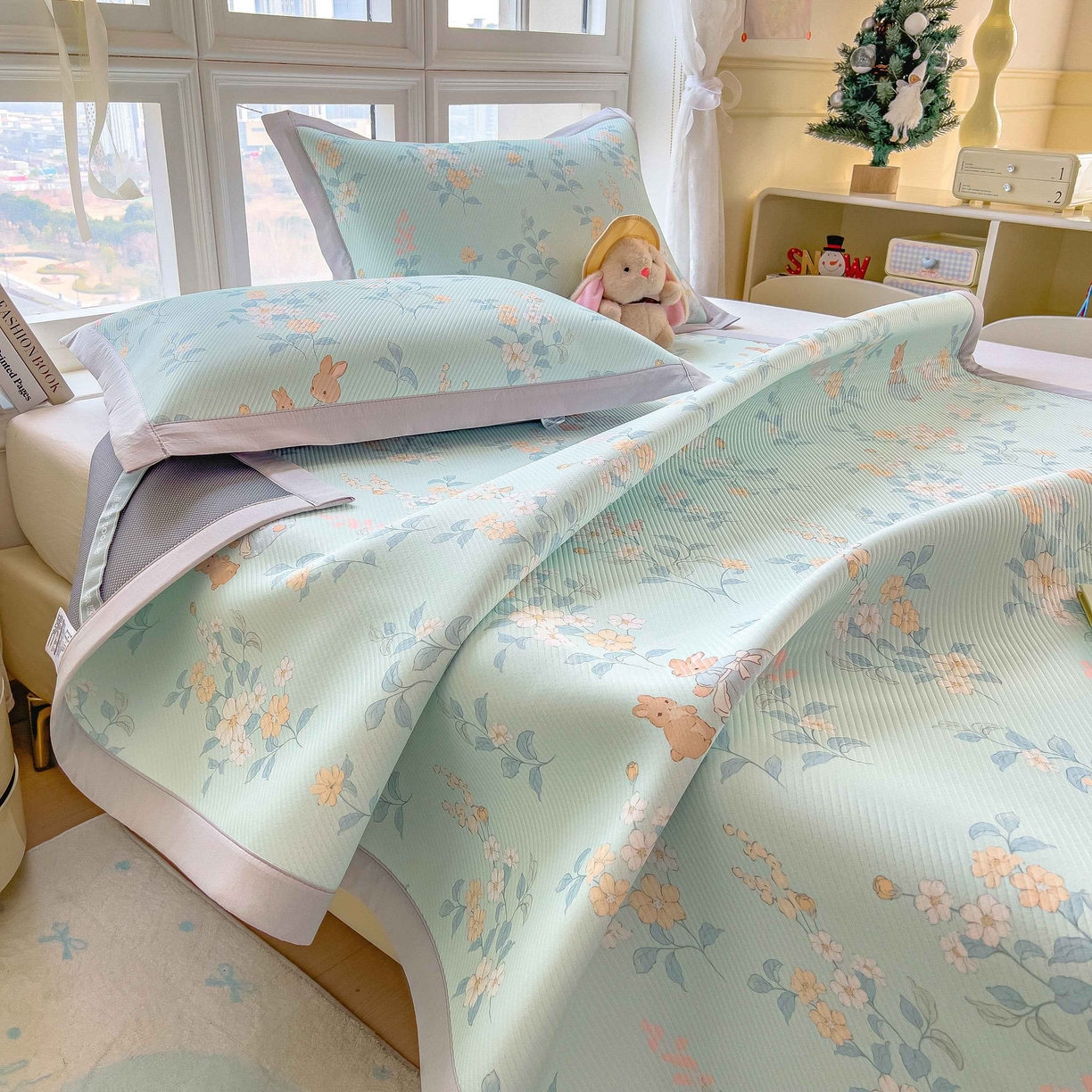 91家纺网 家纺一手货源 找家纺 孩子王家纺 2026春夏新款夏季花卉冰丝凉席凉感值过0.21冰豆豆A类可机洗学生宿舍空调软席 丛林小兔 床单款