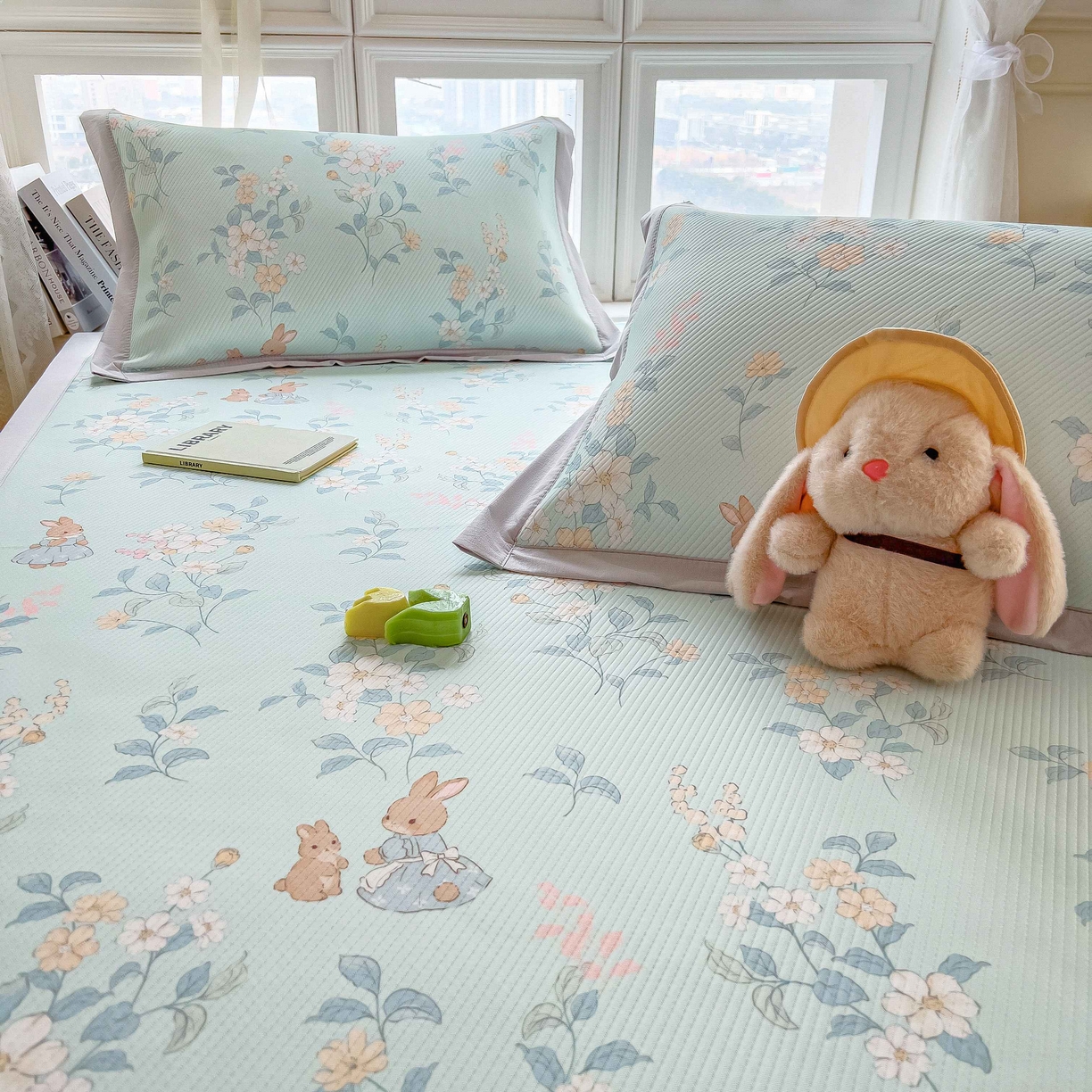 91家纺网 家纺一手货源 找家纺 孩子王家纺 2026春夏新款夏季花卉冰丝凉席凉感值过0.21冰豆豆A类可机洗学生宿舍空调软席 丛林小兔 床单款