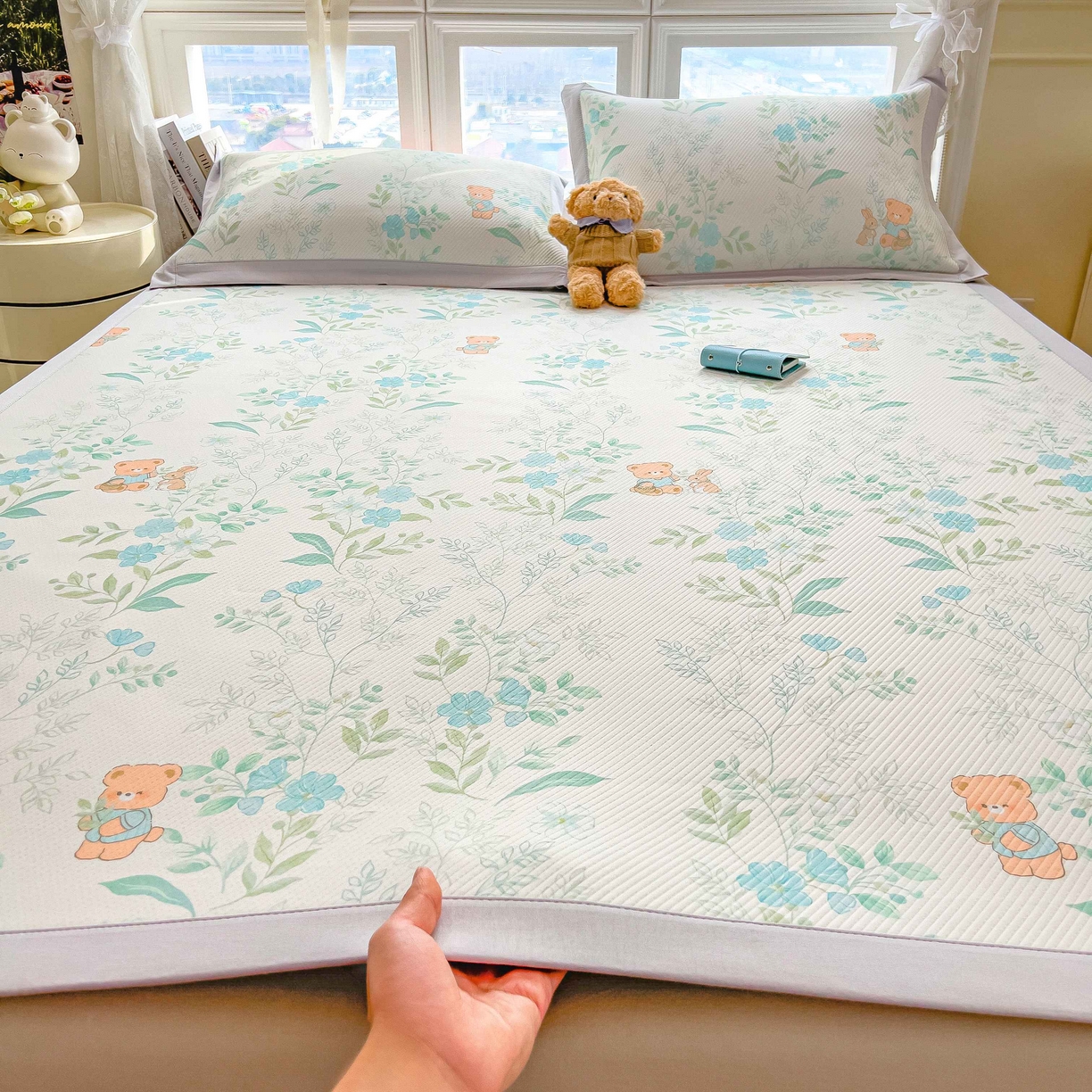 91家纺网 家纺一手货源 找家纺 孩子王家纺 2026春夏新款夏季花卉冰丝凉席凉感值过0.21冰豆豆A类可机洗学生宿舍空调软席 丛林小熊 床单款