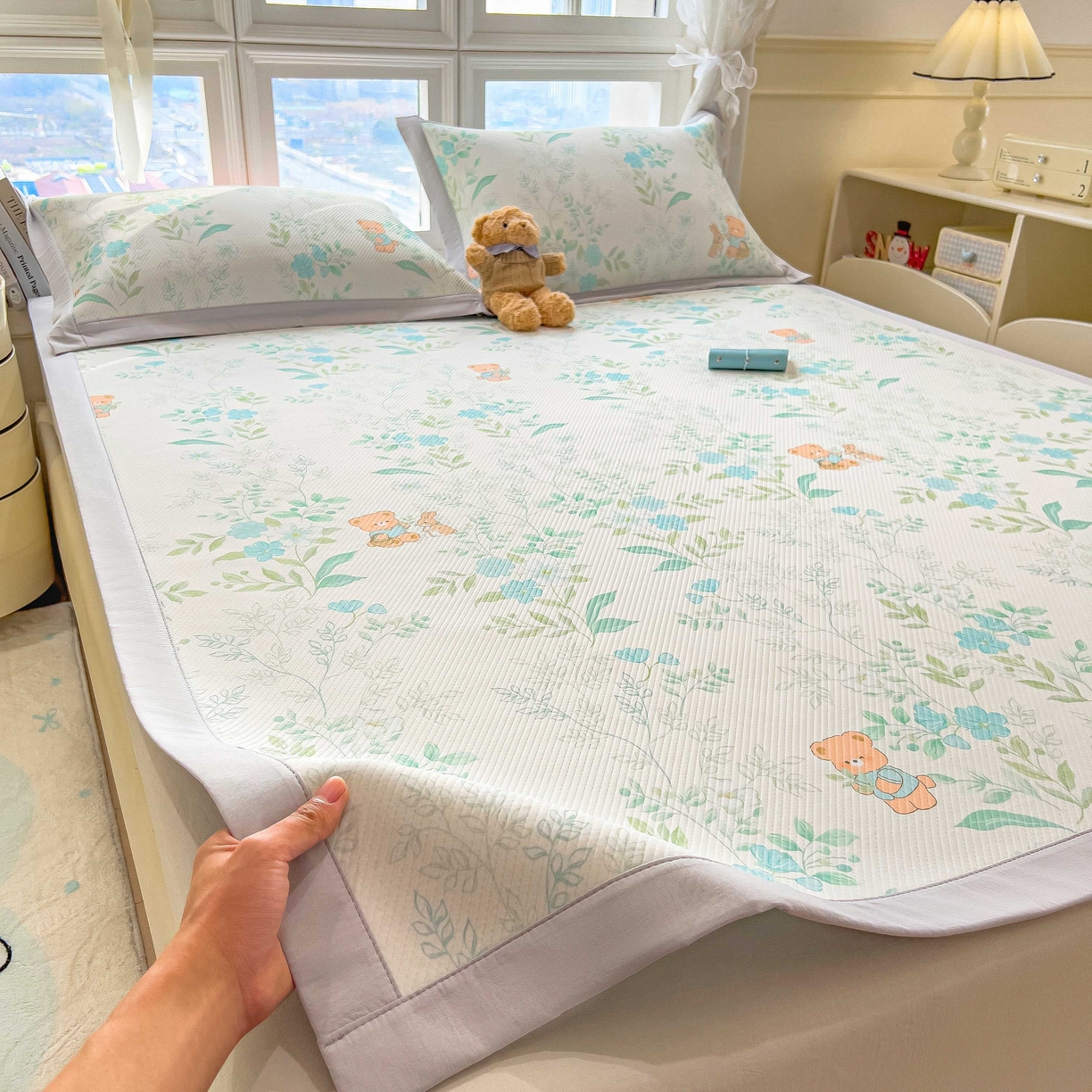 91家纺网 家纺一手货源 找家纺 孩子王家纺 2026春夏新款夏季花卉冰丝凉席凉感值过0.21冰豆豆A类可机洗学生宿舍空调软席 丛林小熊 床单款