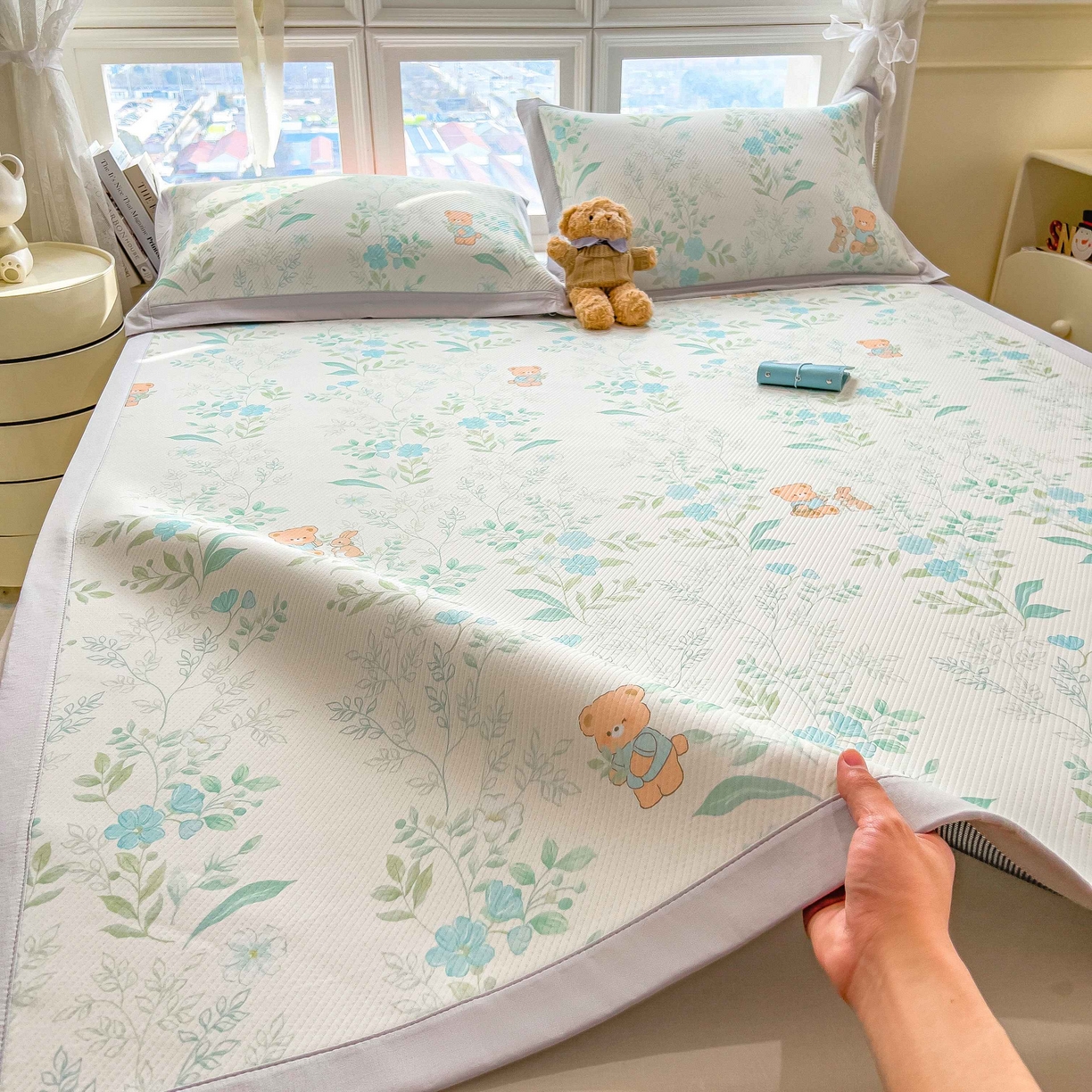 91家纺网 家纺一手货源 找家纺 孩子王家纺 2026春夏新款夏季花卉冰丝凉席凉感值过0.21冰豆豆A类可机洗学生宿舍空调软席 丛林小熊 床单款