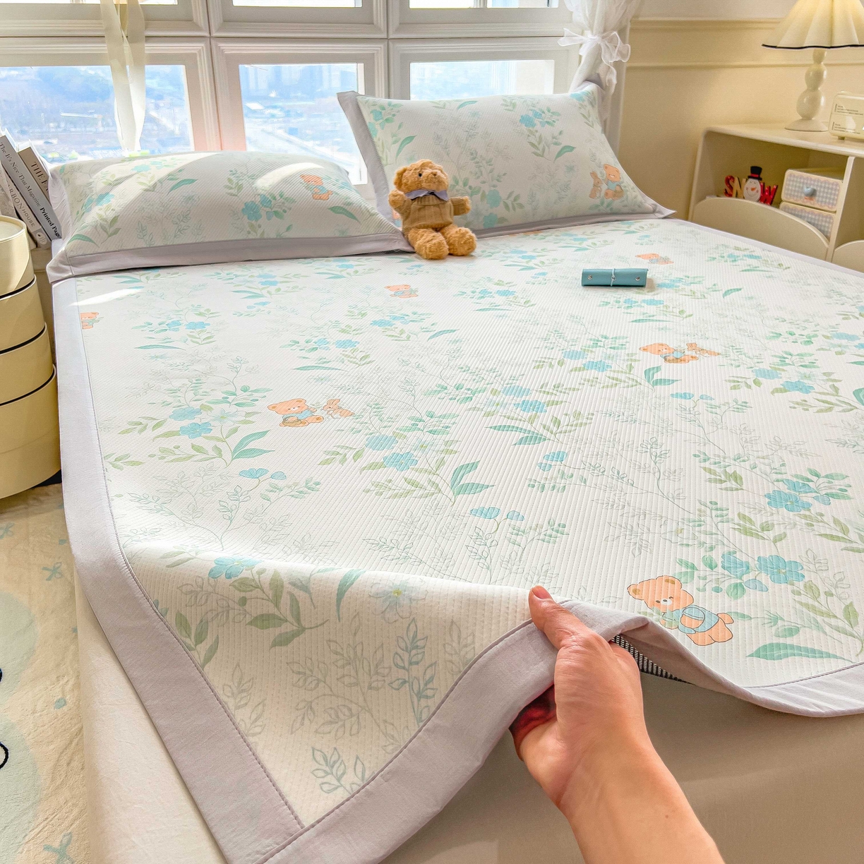 91家纺网 家纺一手货源 找家纺 孩子王家纺 2026春夏新款夏季花卉冰丝凉席凉感值过0.21冰豆豆A类可机洗学生宿舍空调软席 丛林小熊 床单款