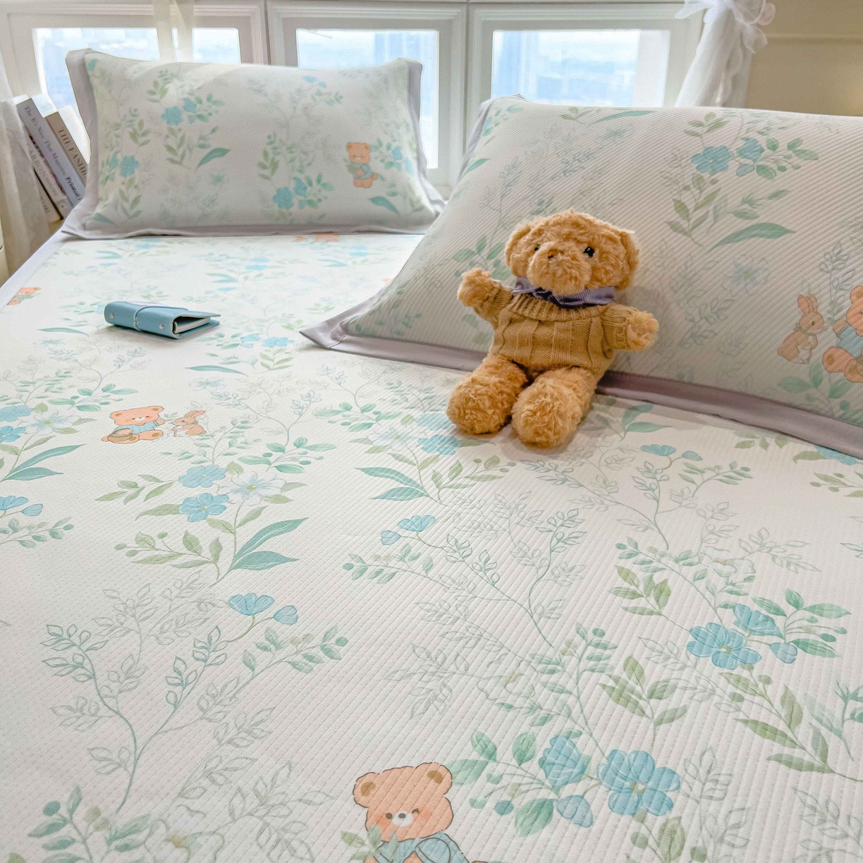 91家纺网 家纺一手货源 找家纺 孩子王家纺 2026春夏新款夏季花卉冰丝凉席凉感值过0.21冰豆豆A类可机洗学生宿舍空调软席 丛林小熊 床单款