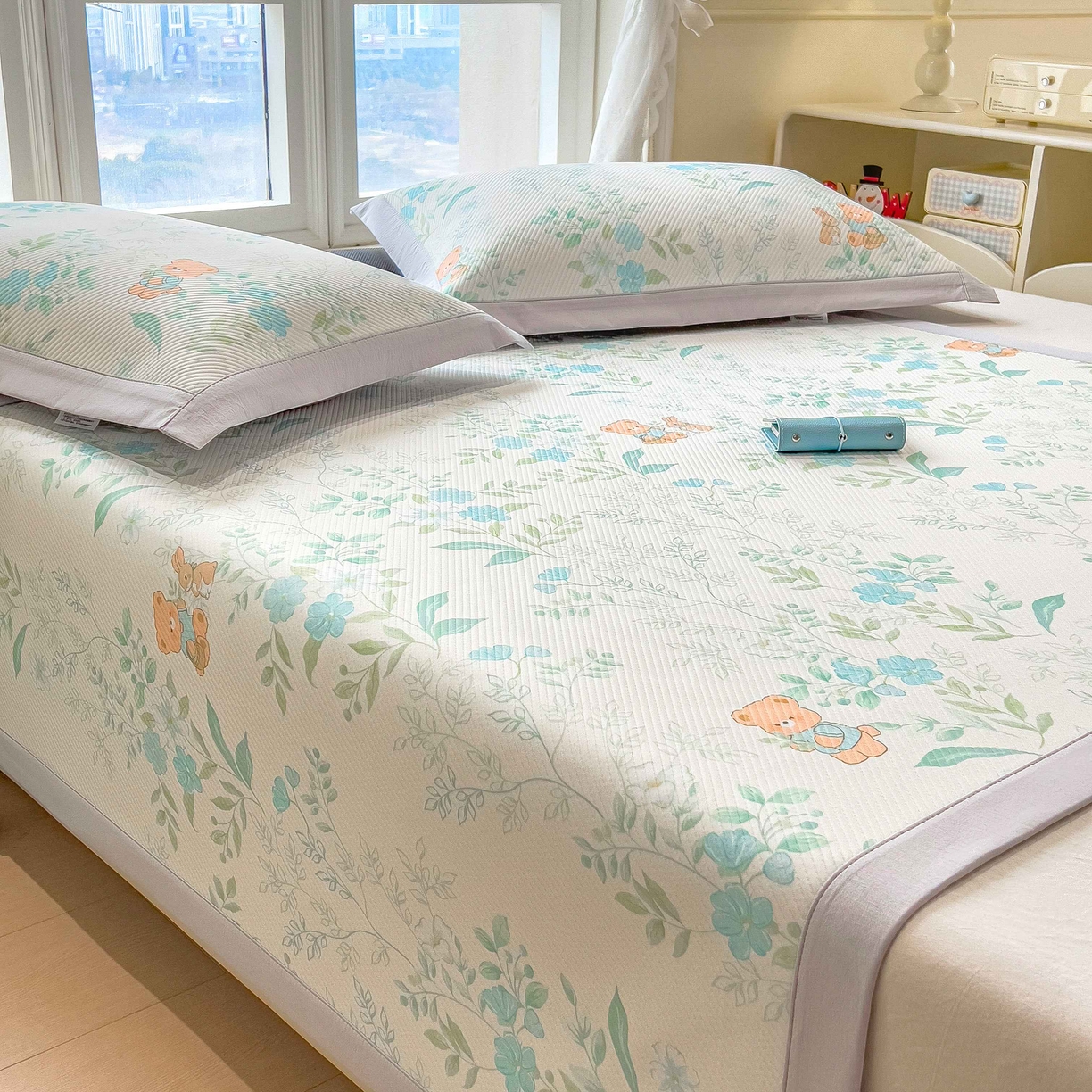 91家纺网 家纺一手货源 找家纺 孩子王家纺 2026春夏新款夏季花卉冰丝凉席凉感值过0.21冰豆豆A类可机洗学生宿舍空调软席 丛林小熊 床单款