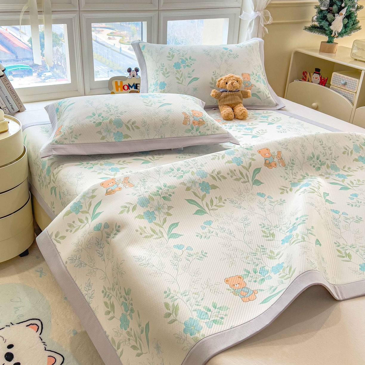 91家纺网 家纺一手货源 找家纺 孩子王家纺 2026春夏新款夏季花卉冰丝凉席凉感值过0.21冰豆豆A类可机洗学生宿舍空调软席 丛林小熊 床单款