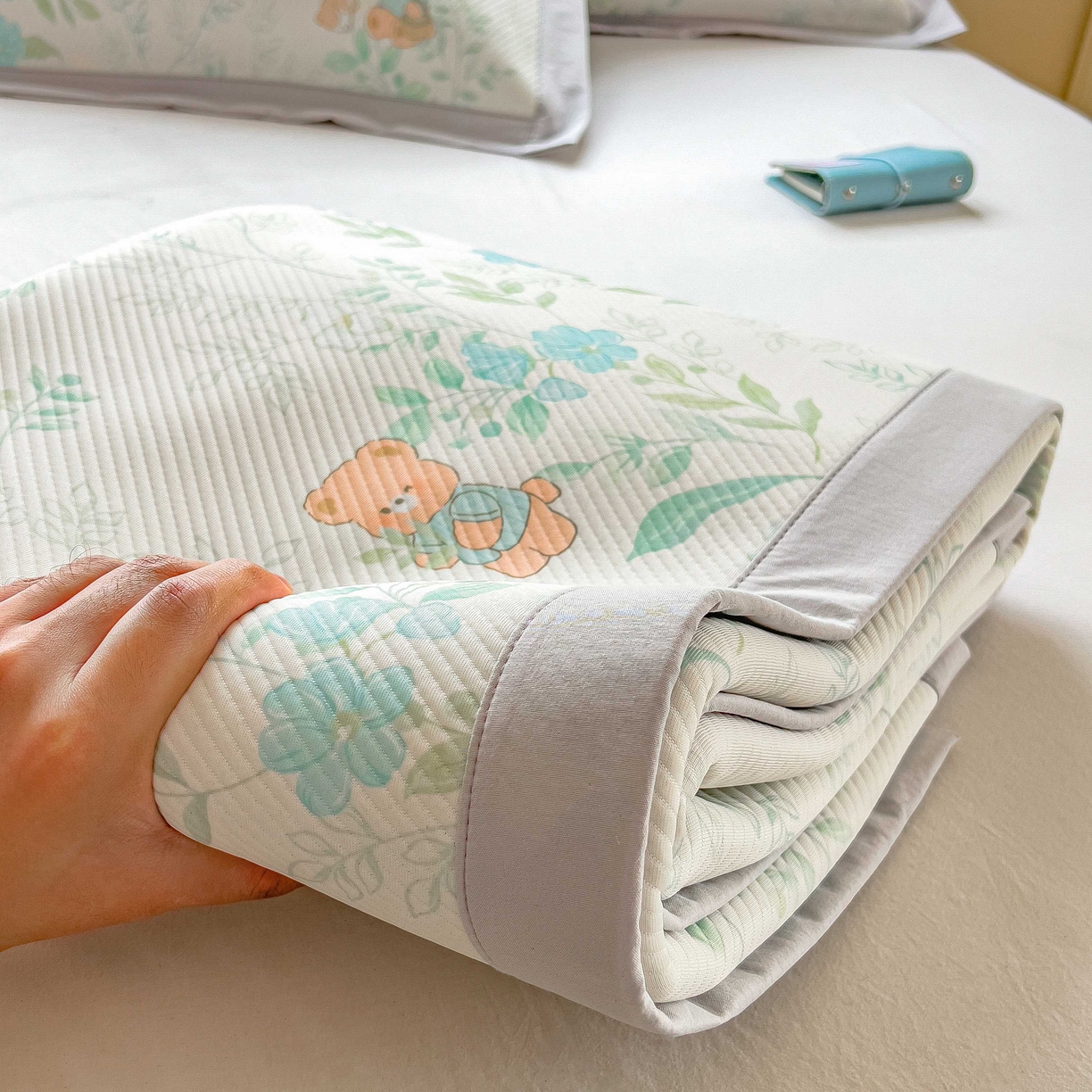 91家纺网 家纺一手货源 找家纺 孩子王家纺 2026春夏新款夏季花卉冰丝凉席凉感值过0.21冰豆豆A类可机洗学生宿舍空调软席 丛林小熊 床单款