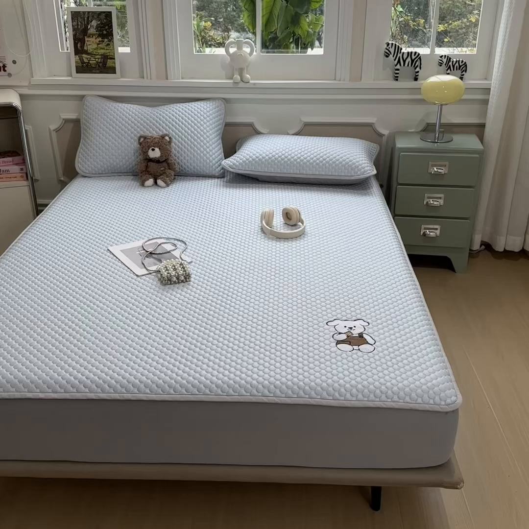 91家纺网 家纺一手货源 找家纺 孩子王家纺 2026春夏新款冰豆豆凉席凉感值过0.21冰丝床单单件冰丝席家用空调软席凉席席子 薇薇蓝-床笠款