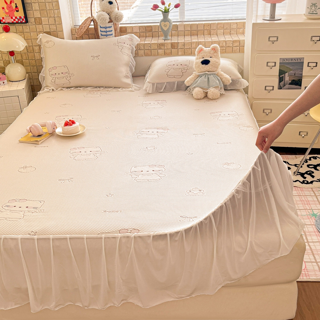 91家纺网 家纺一手货源 找家纺 川悦生活 2026新款加厚三明治底床裙款凉感席三件套 床裙星花小猫