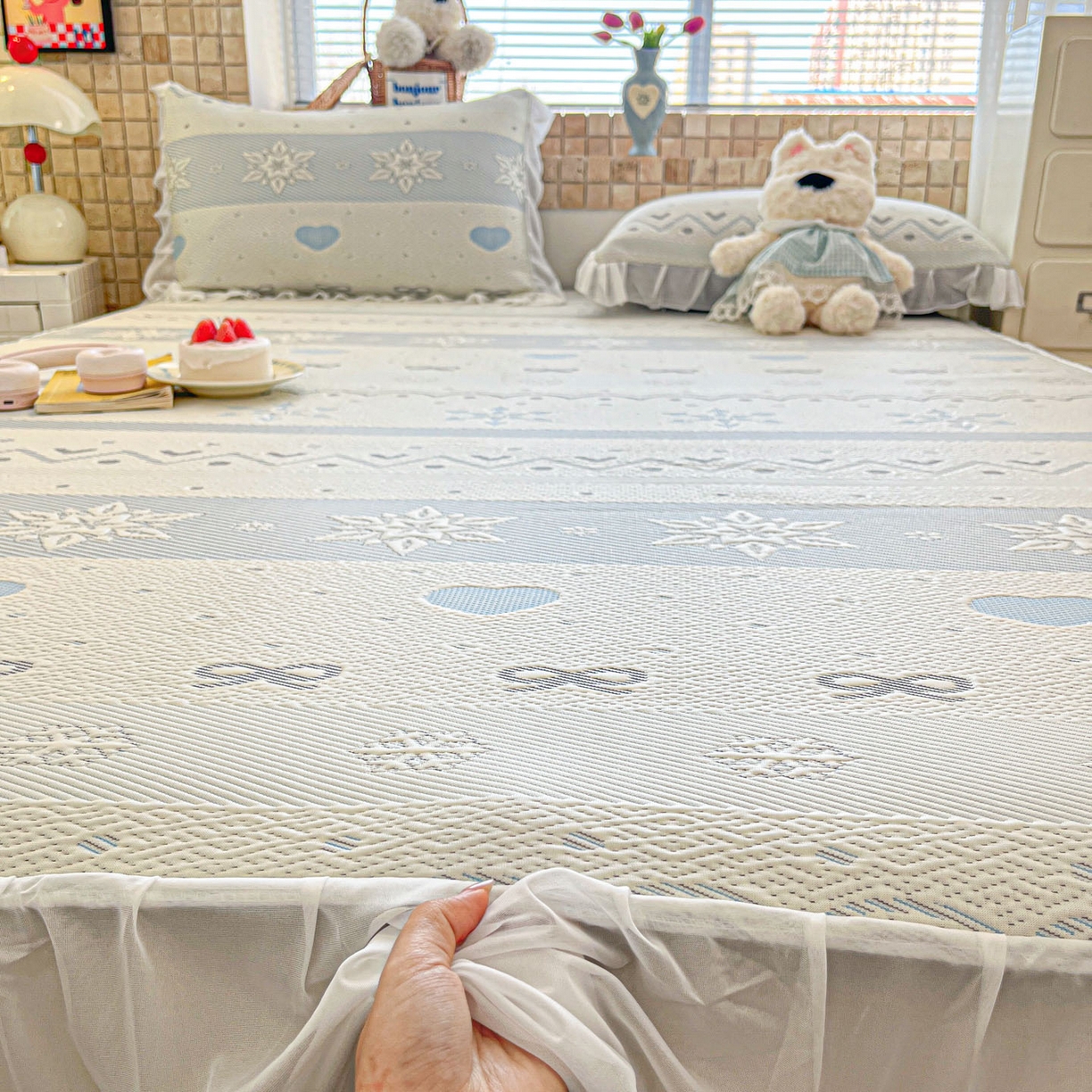 91家纺网 家纺一手货源 找家纺 川悦生活 2026新款加厚三明治底床裙款凉感席三件套 床裙费尔冰雪