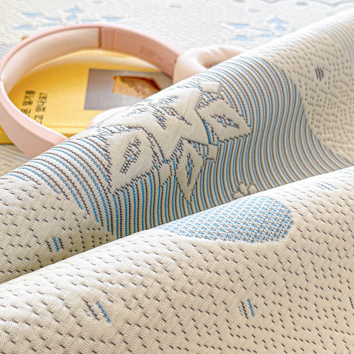 91家纺网 家纺一手货源 找家纺 川悦生活 2026新款加厚三明治底床裙款凉感席三件套 床裙费尔冰雪