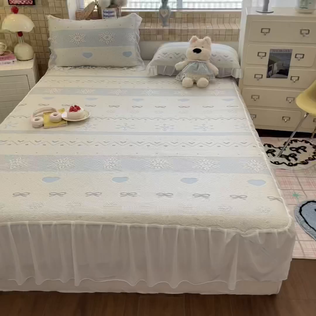 91家纺网 家纺一手货源 找家纺 川悦生活 2026新款加厚三明治底床裙款凉感席三件套 床裙费尔冰雪