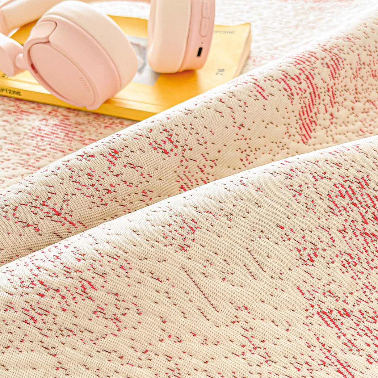 91家纺网 家纺一手货源 找家纺 川悦生活 2026新款加厚三明治底床裙款凉感席三件套 床裙尼尔-粉