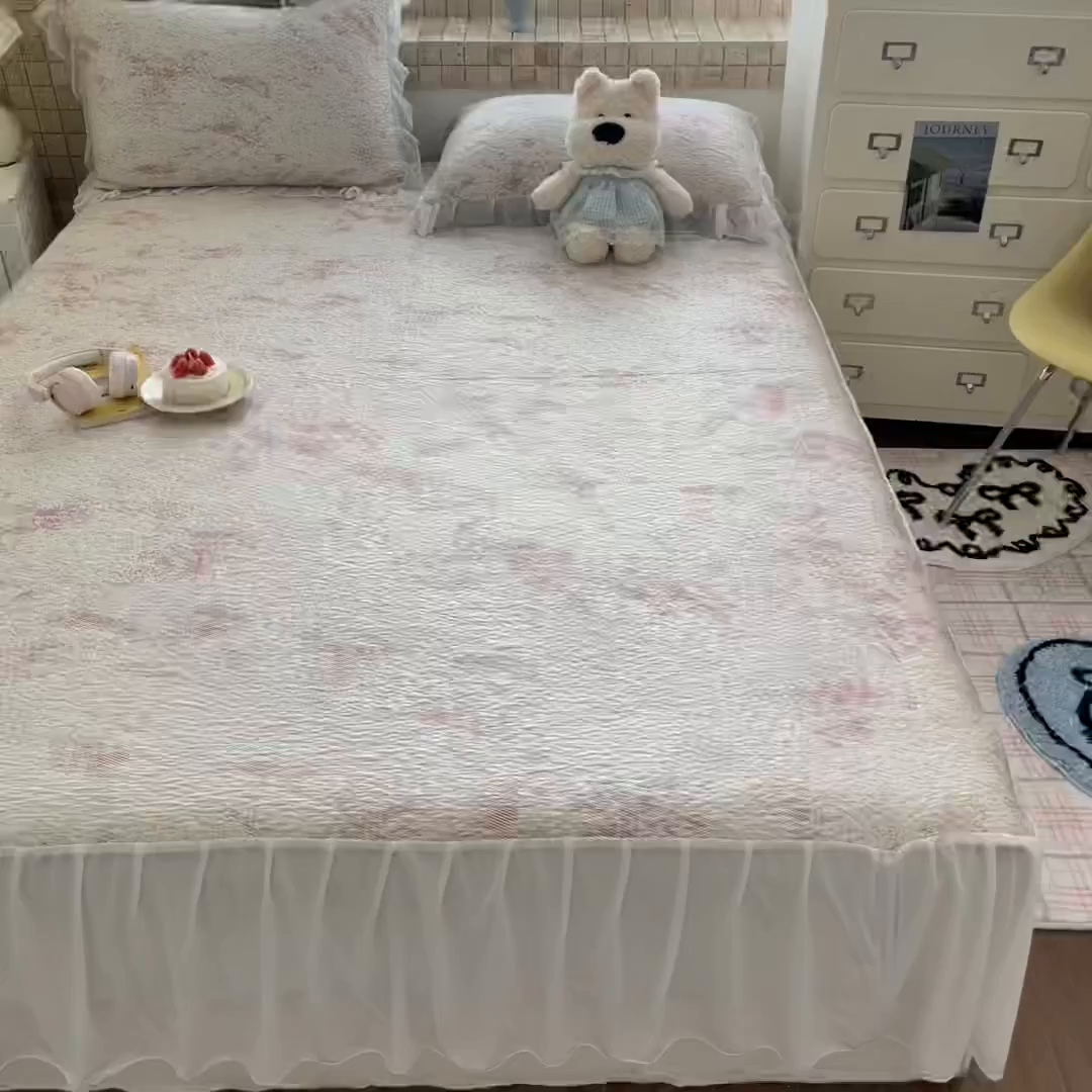 91家纺网 家纺一手货源 找家纺 川悦生活 2026新款加厚三明治底床裙款凉感席三件套 床裙尼尔-粉