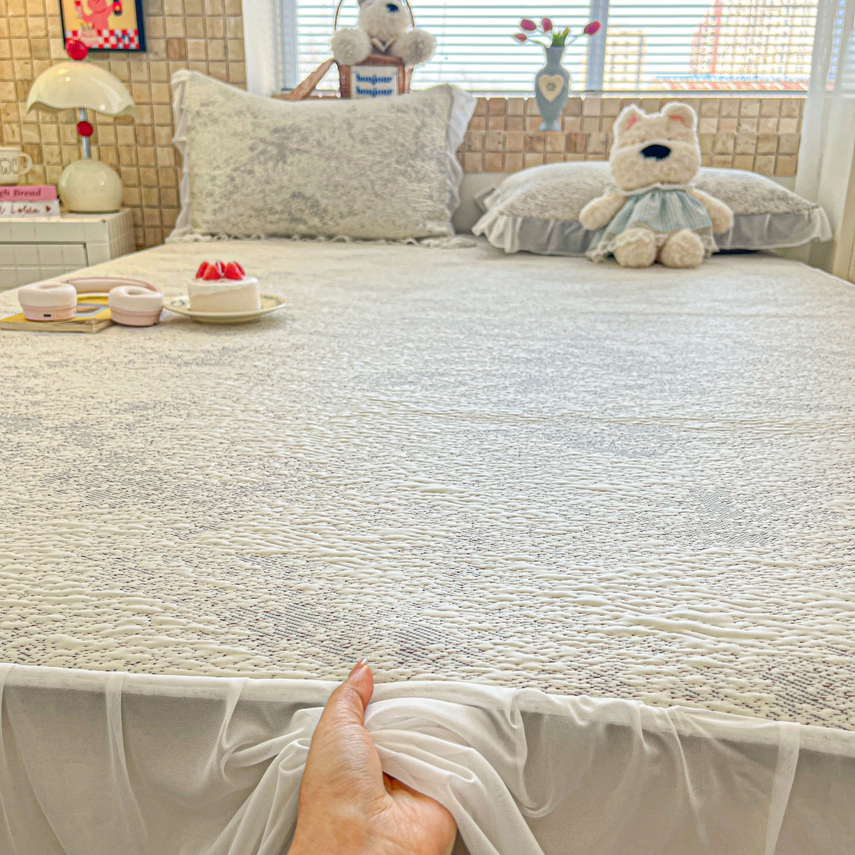 91家纺网 家纺一手货源 找家纺 川悦生活 2026新款加厚三明治底床裙款凉感席三件套 床裙尼尔-星灰