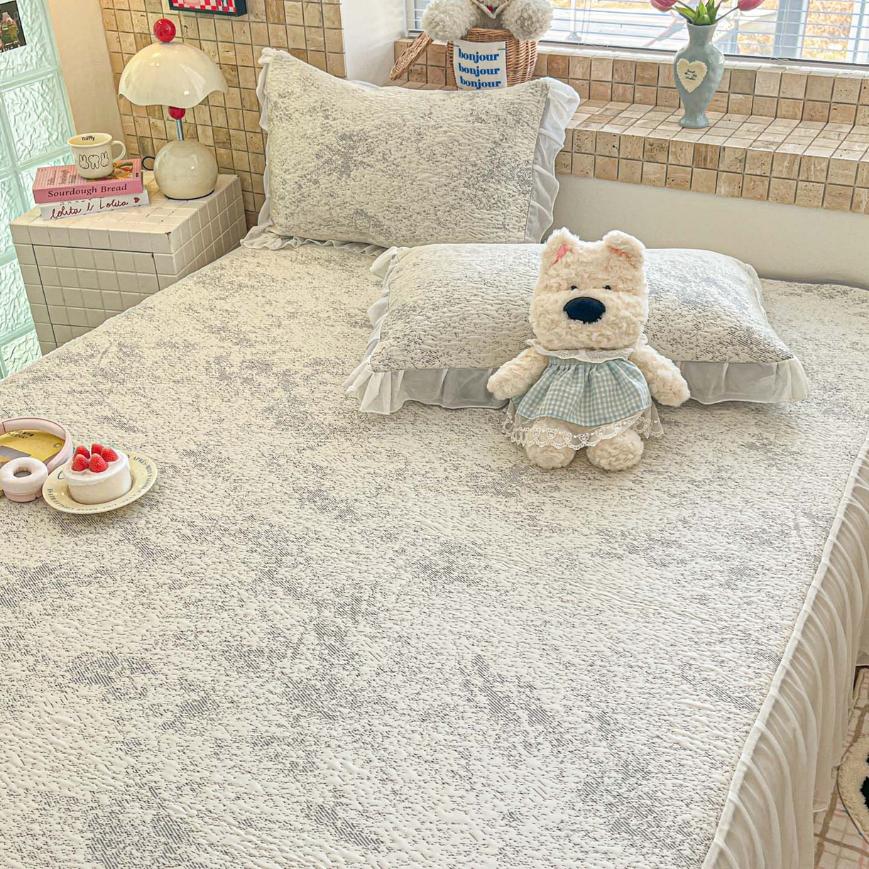 91家纺网 家纺一手货源 找家纺 川悦生活 2026新款加厚三明治底床裙款凉感席三件套 床裙尼尔-星灰