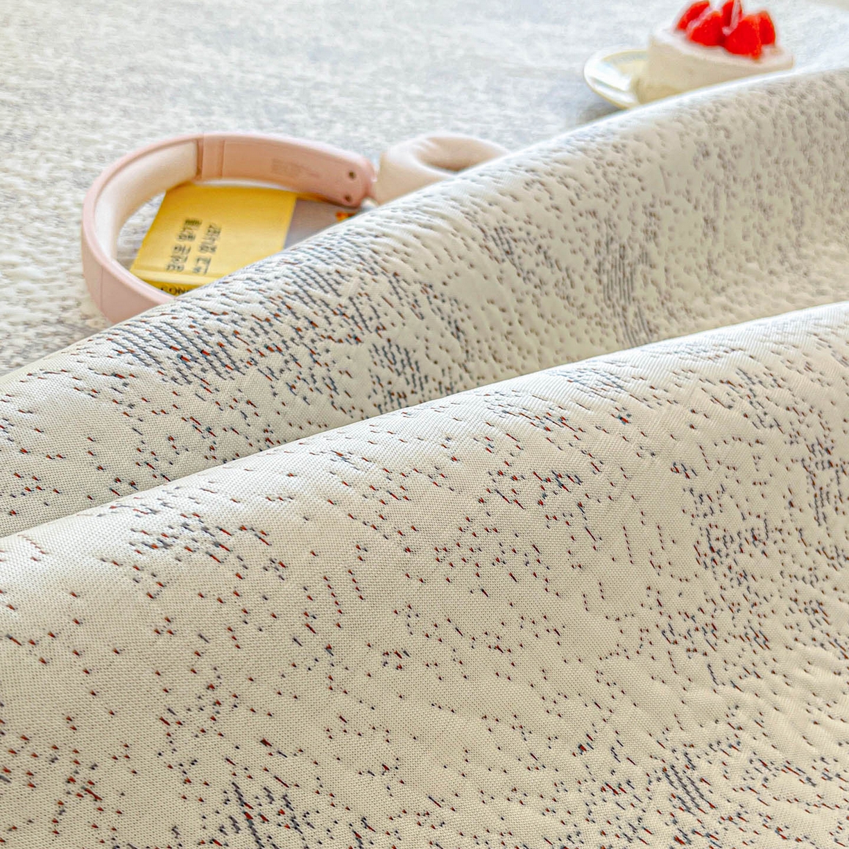 91家纺网 家纺一手货源 找家纺 川悦生活 2026新款加厚三明治底床裙款凉感席三件套 床裙尼尔-星灰